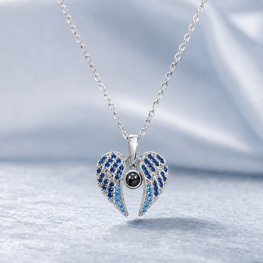 Collar Alas de Ángel con Foto Personalizada y Cristales Azules – Dije con Lente de Proyección Oculta