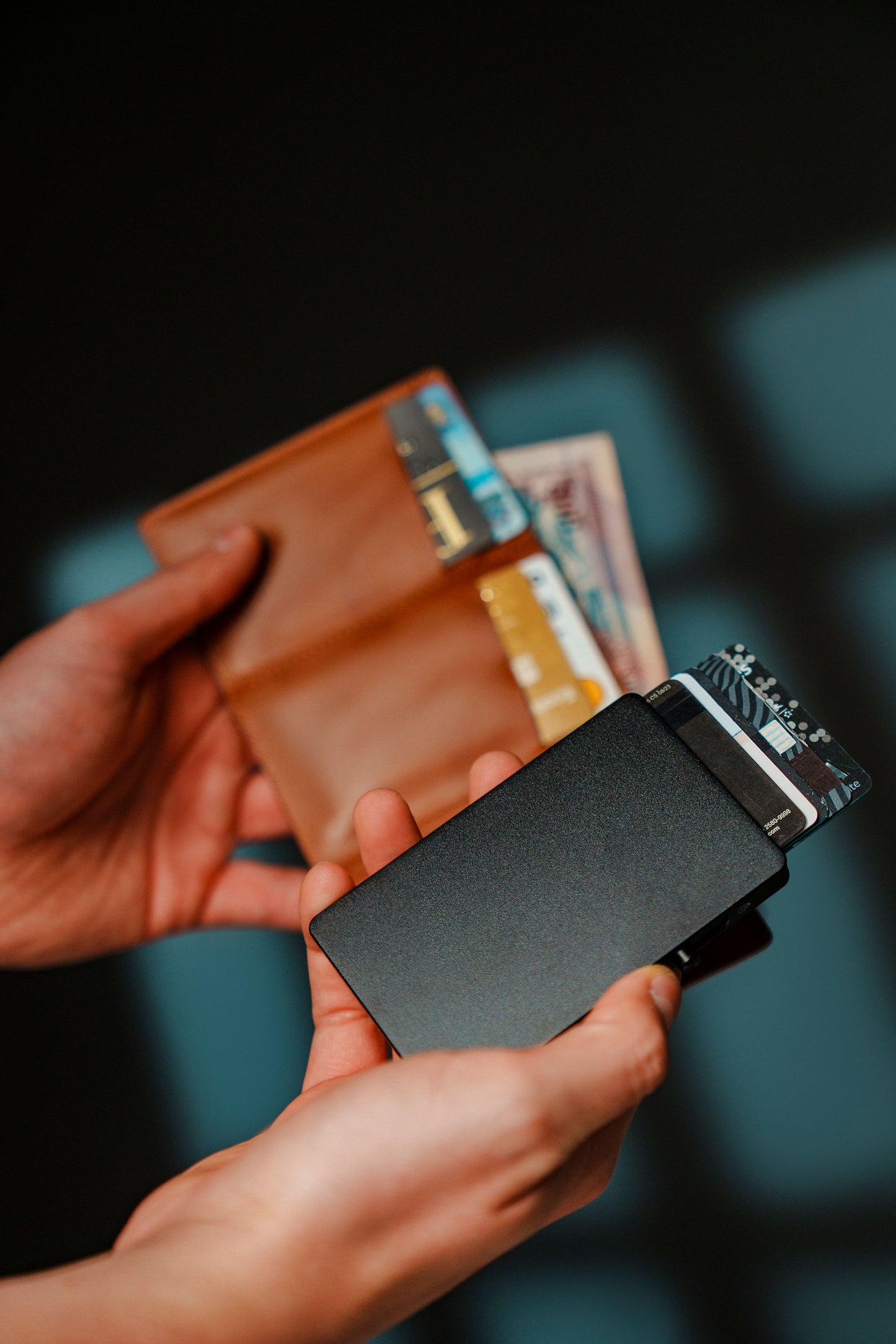 Monroe Magsafe Card Holder Edición 3 - dispensador de tarjetas, organizador de tarjetas, tarjetero con expulsor de tarjetas protección contra clonaciones, billetera versatil