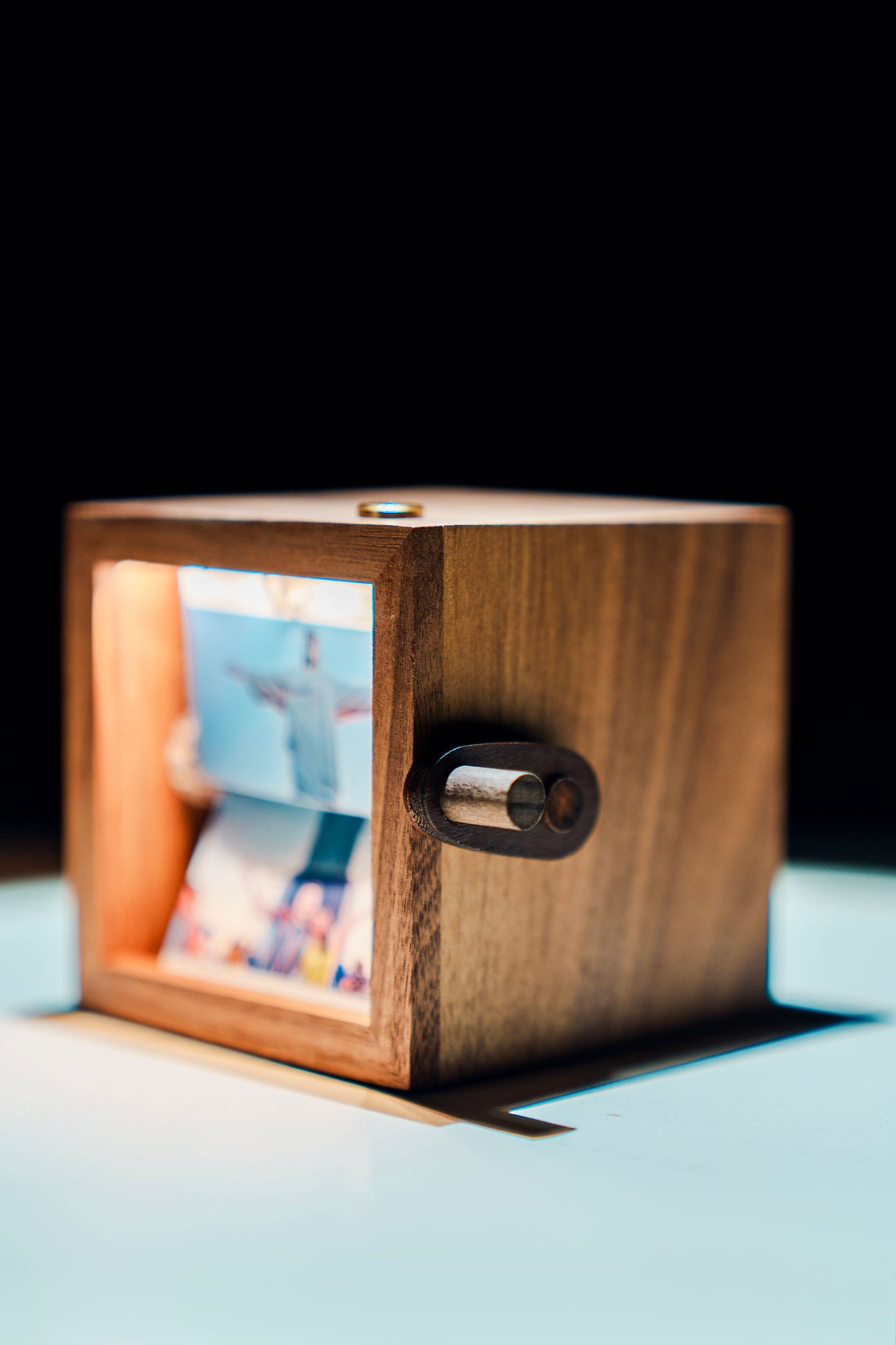 Caja de recuerdos de madera con luz LED táctil, lámpara de mesa USB-C recargable, 3 tonos de iluminación (cálido, neutro y frío), mecanismo giratorio para 8 fotos, regalo decorativo perfecto para mesita de noche