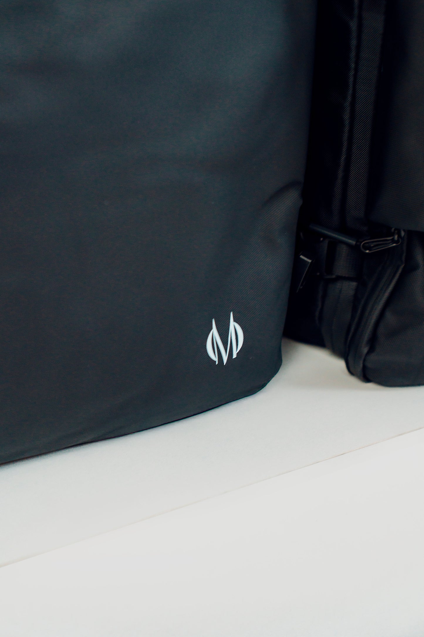 Mochila Monroe 45L Impermeable con Cerradura Numérica, Pesa Digital, Bolsa de Aire, Puerto USB y Compartimentos Ocultos – Apta como Artículo Personal de Viaje