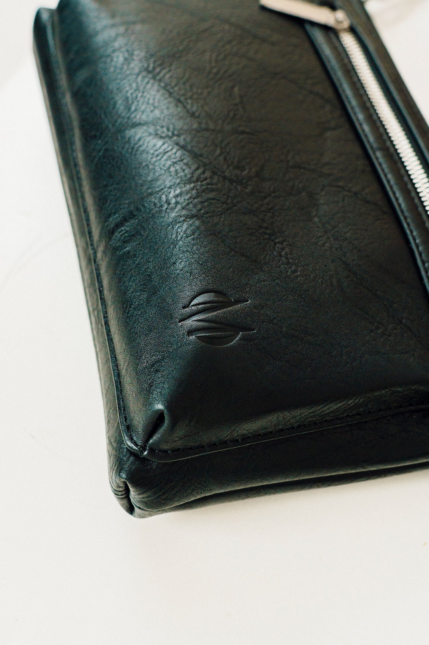 CARTERA MONROE CROSS BODY, CARTERA DE MANO UNISEX, CARTERA DE POLIURETANO DE ALTA COSTURA