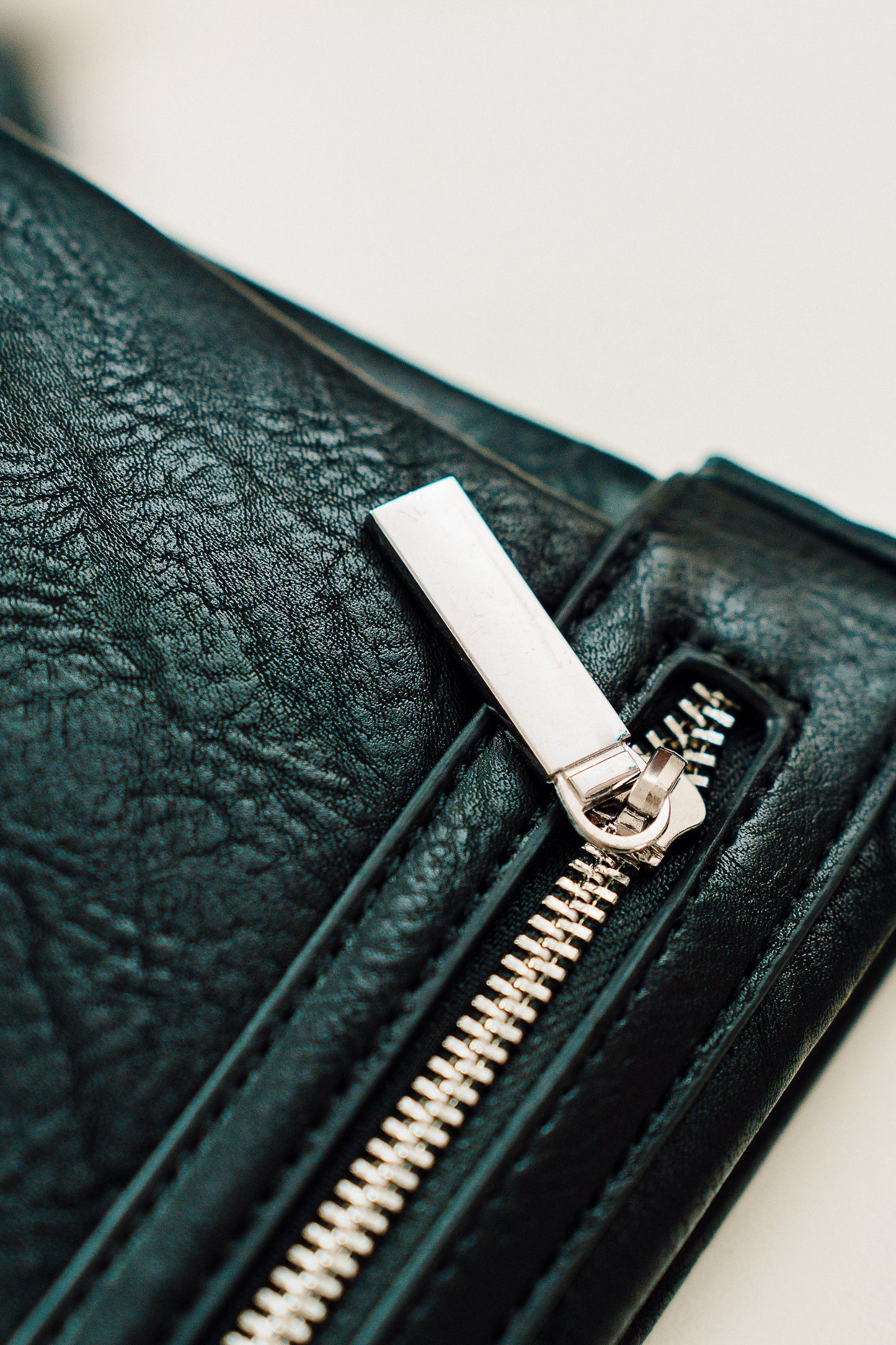 CARTERA MONROE CROSS BODY, CARTERA DE MANO UNISEX, CARTERA DE POLIURETANO DE ALTA COSTURA