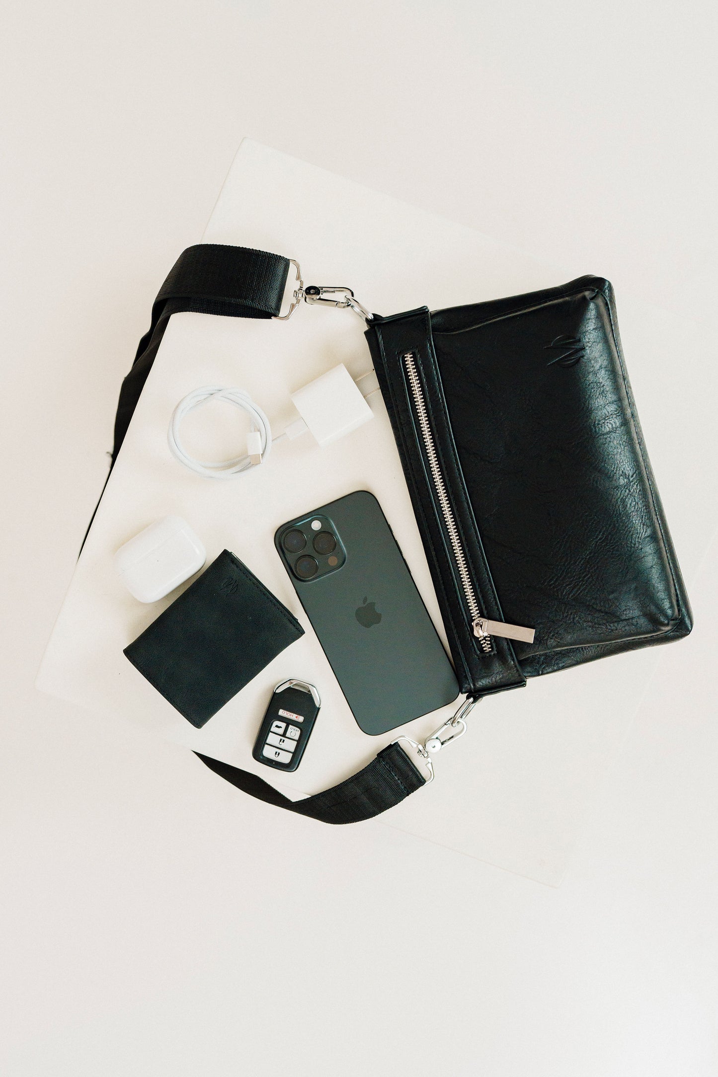 CARTERA MONROE CROSS BODY, CARTERA DE MANO UNISEX, CARTERA DE POLIURETANO DE ALTA COSTURA