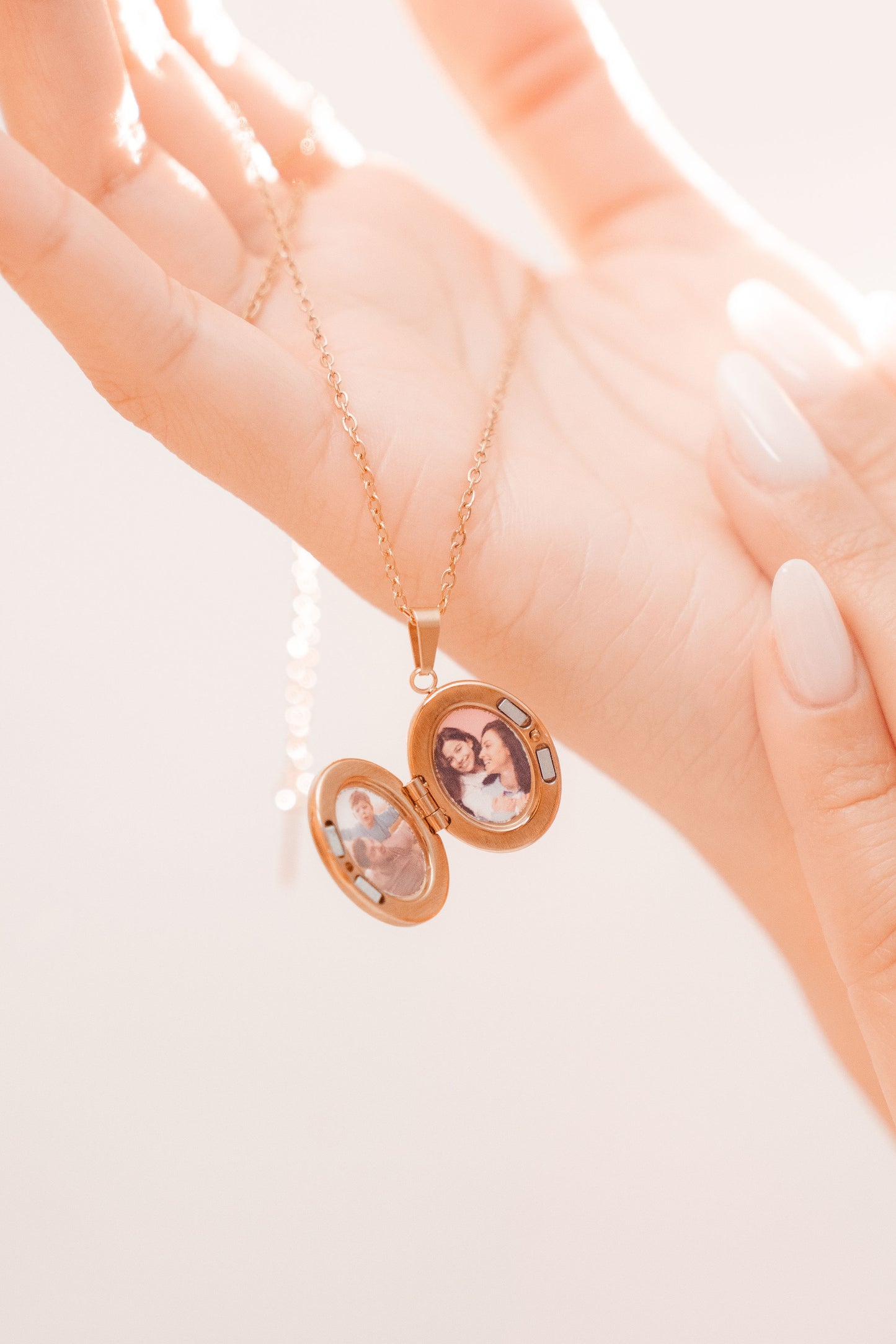 Relicario ovalado dorado con estrellas personalizable con foto a color Collar personalizable