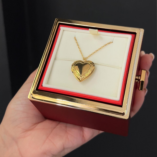 Relicario de corazón  personalizable, collar personalizable , regalo personalizable, con caja luxury con rosa preservada giratoria.