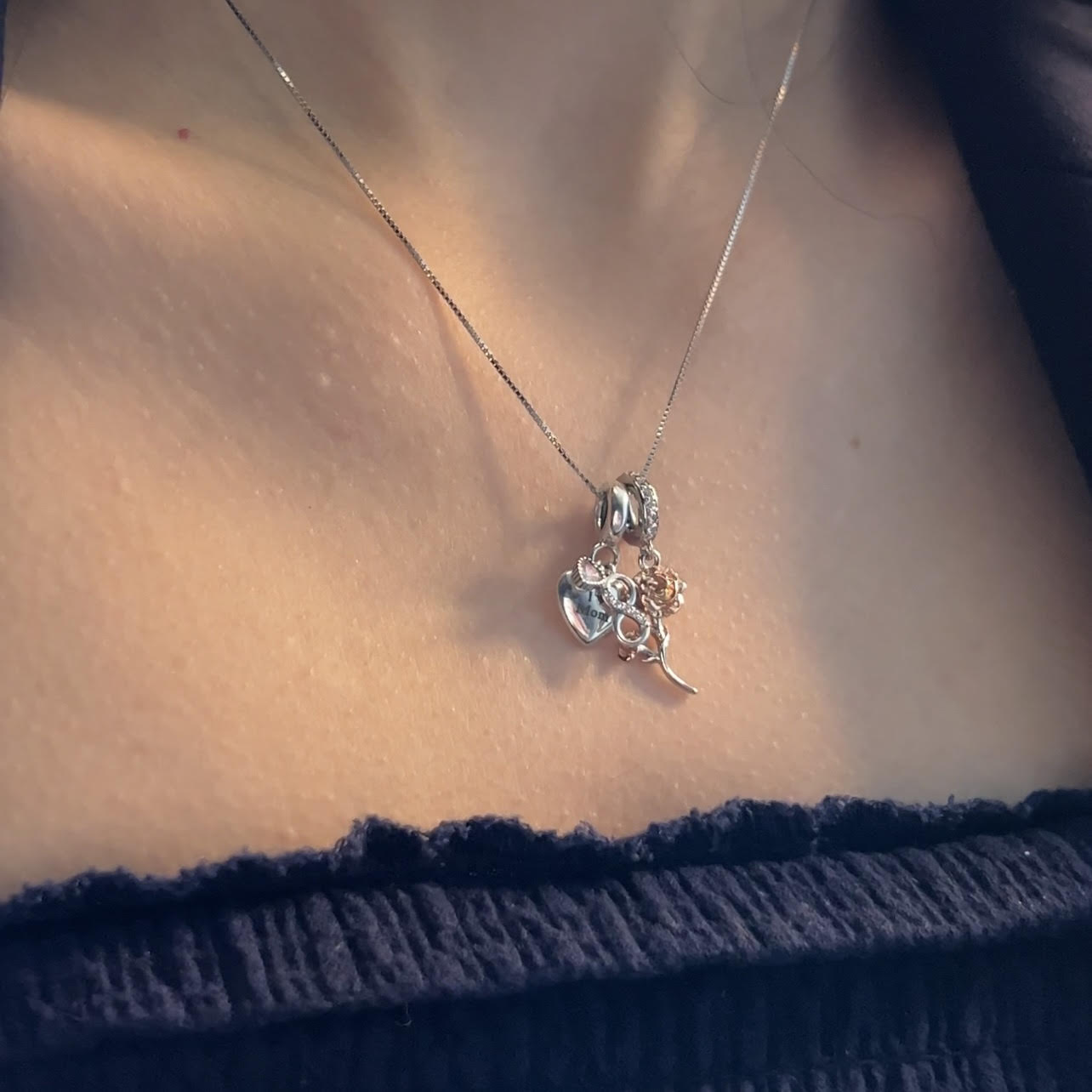 COLLAR DE PLATA 925 CON DIJES DE ROSAS Y CORAZONES PERSONALIZABLES