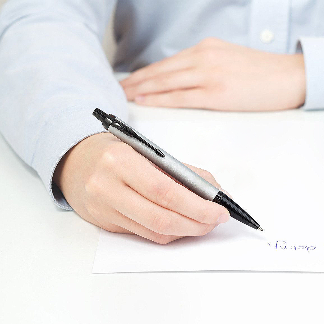 Boligrafo Parker Jotter lacado gris mate complementado con adornos negros y el clip de flecha distintivo Parker, punta media, tinta Azul