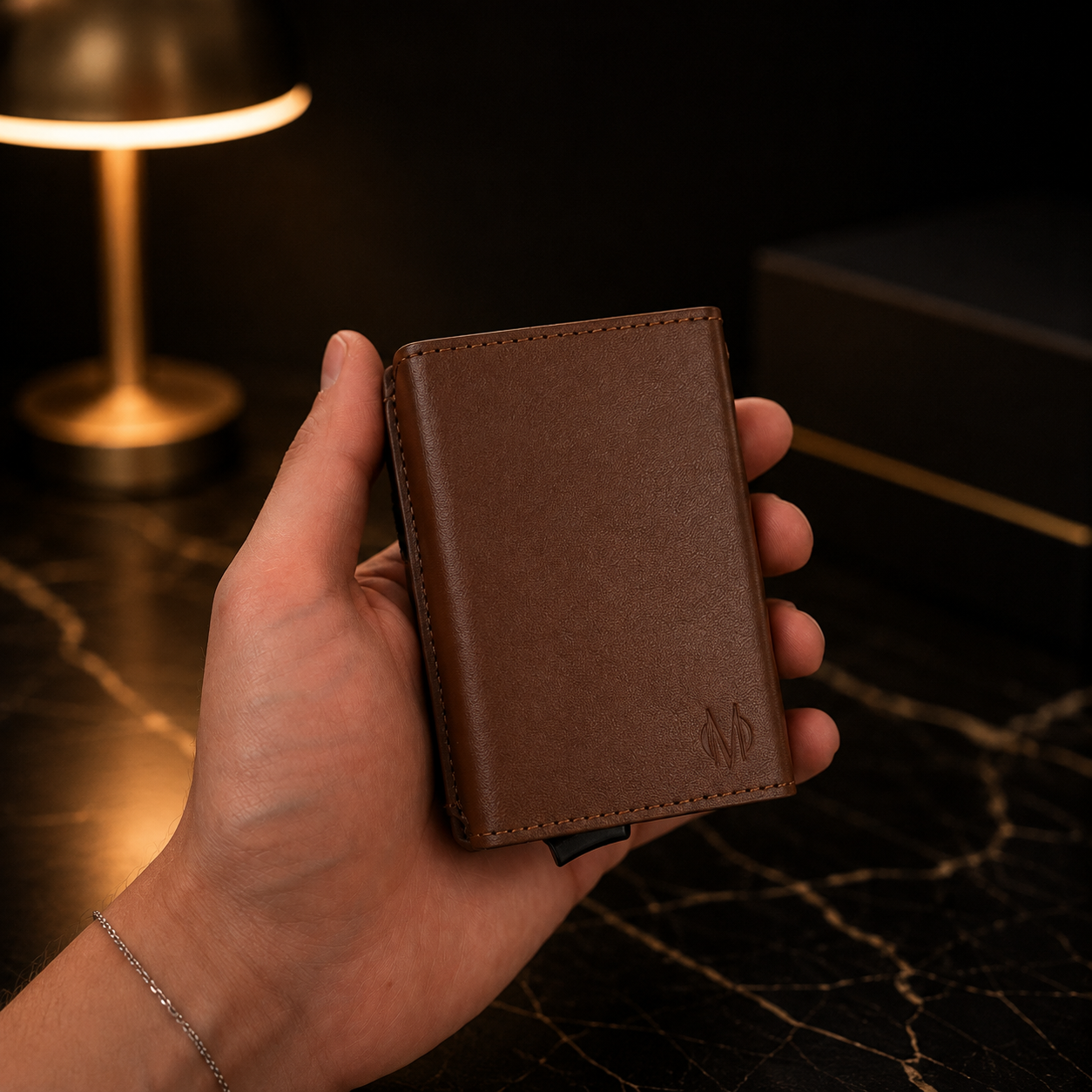 Billetera Magic Wallet Monroe para Hombre de Poliuretano con Expulsor Automático para 9 Tarjetas y Sistema Mágico para Guardar Efectivo