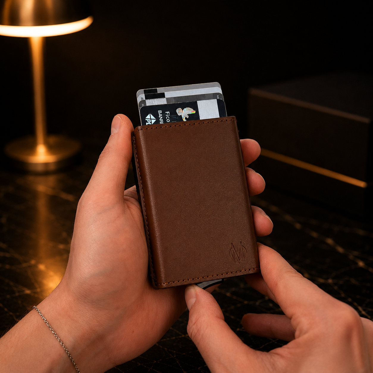 Billetera Magic Wallet Monroe para Hombre de Poliuretano con Expulsor Automático para 9 Tarjetas y Sistema Mágico para Guardar Efectivo