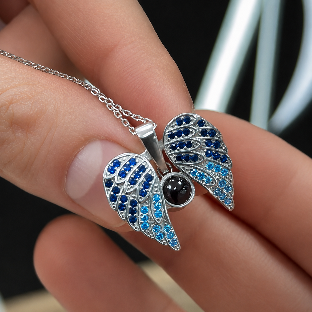 Collar Alas de Ángel con Foto Personalizada y Cristales Azules – Dije con Lente de Proyección Oculta