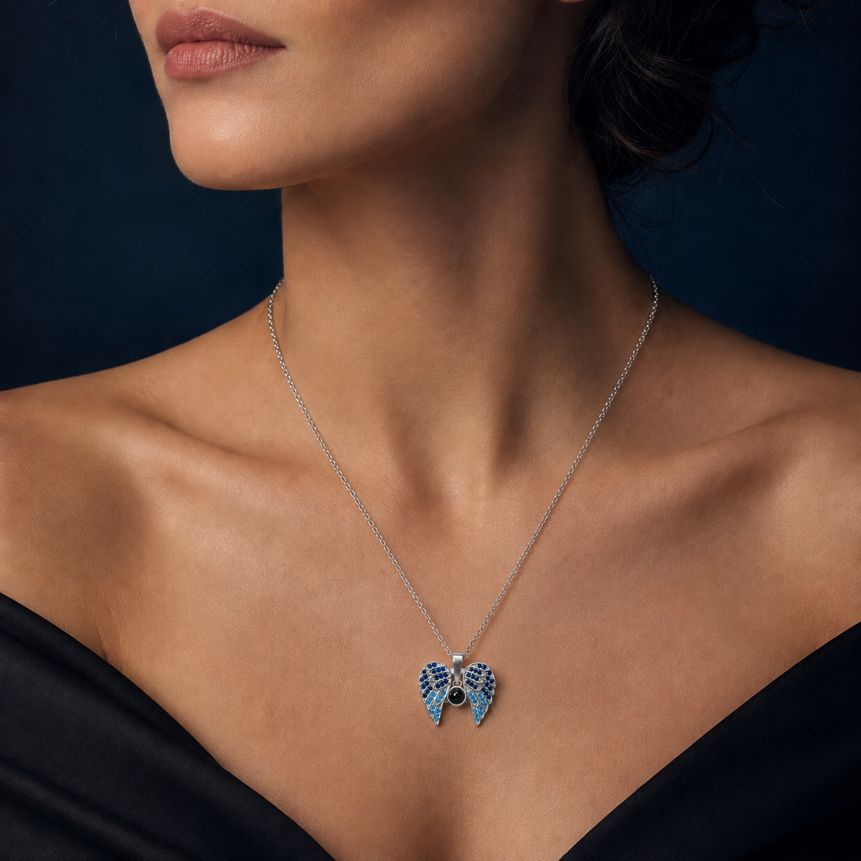 Collar Alas de Ángel con Foto Personalizada y Cristales Azules – Dije con Lente de Proyección Oculta