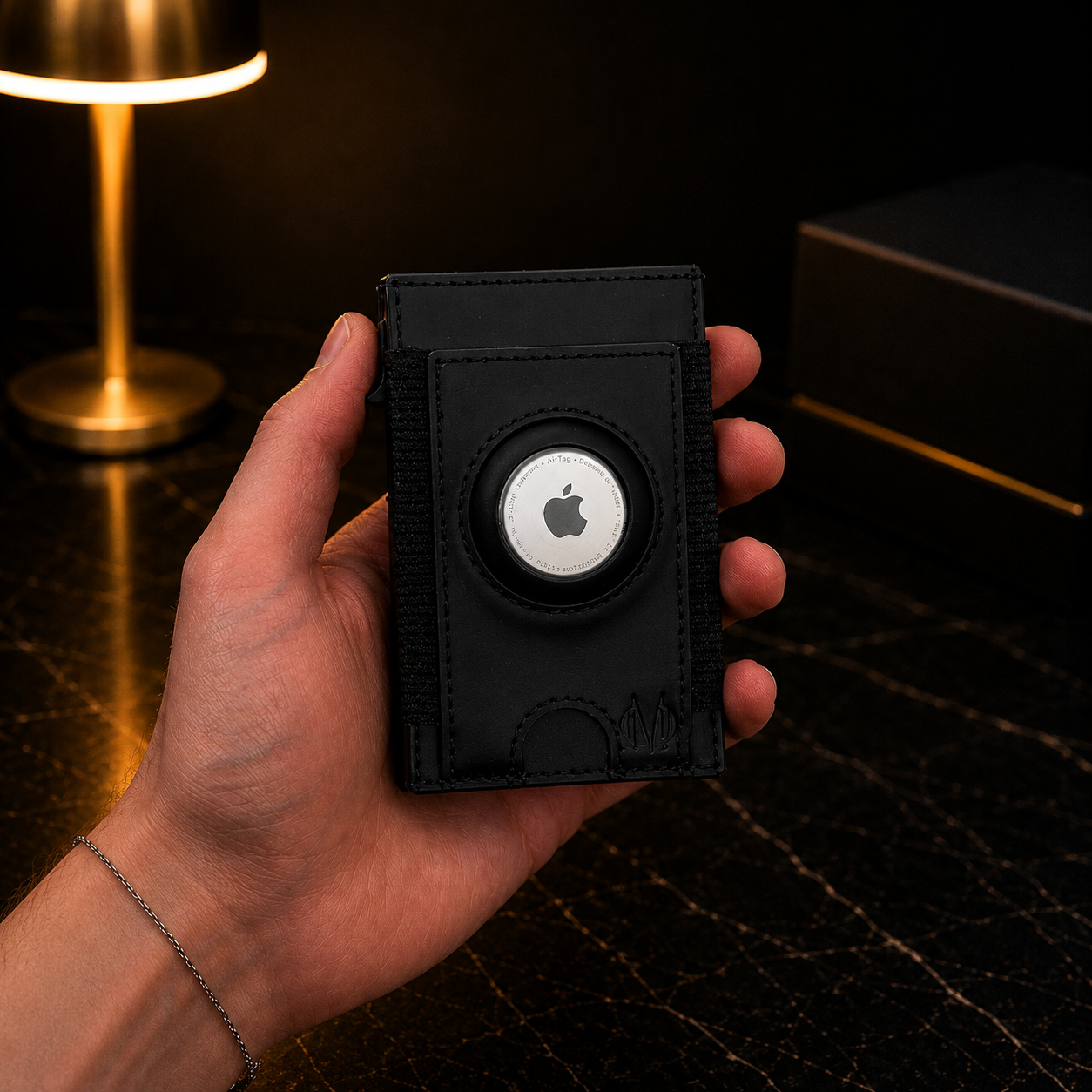 Tarjetero Inteligente Monroe de Poliuretano con Compartimento para Apple AirTag, Expulsor Automático con Capacidad para 5 Tarjetas y Opción con o sin AirTag Incluido