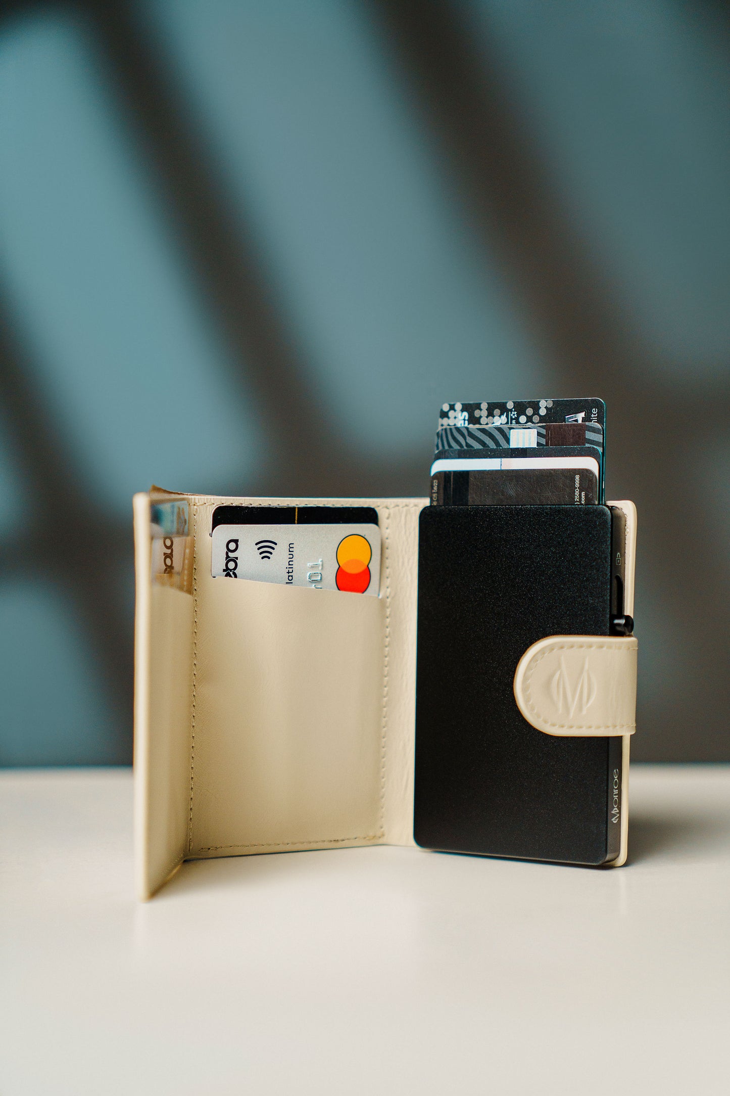 Monroe Magsafe Card Holder Edición 3  - dispensador de tarjetas, organizador de tarjetas, tarjetero con expulsor de tarjetas protección contra clonaciones, billetera versatil
