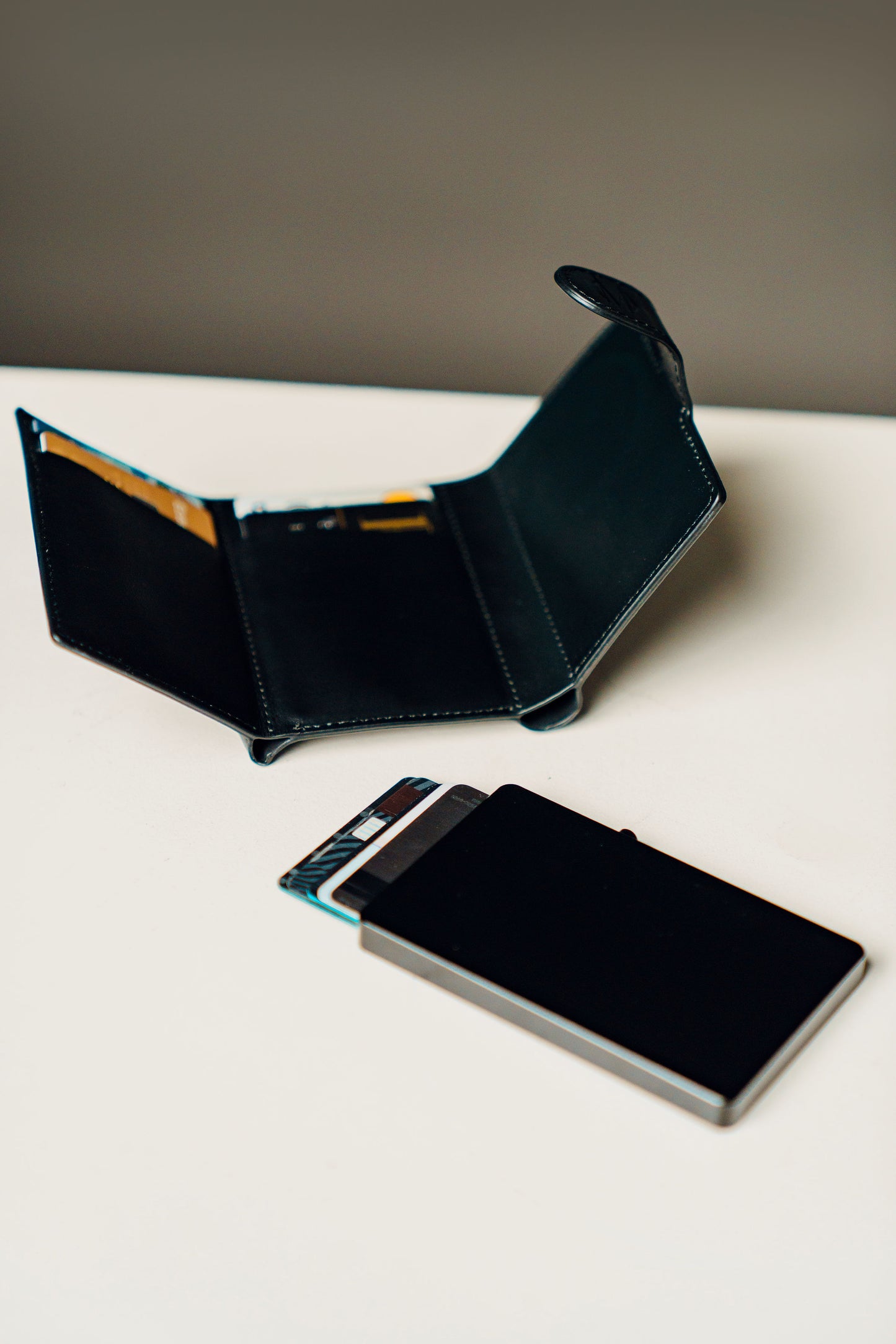 Monroe Magsafe Card Holder Edición 3  - dispensador de tarjetas, organizador de tarjetas, tarjetero con expulsor de tarjetas protección contra clonaciones, billetera versatil