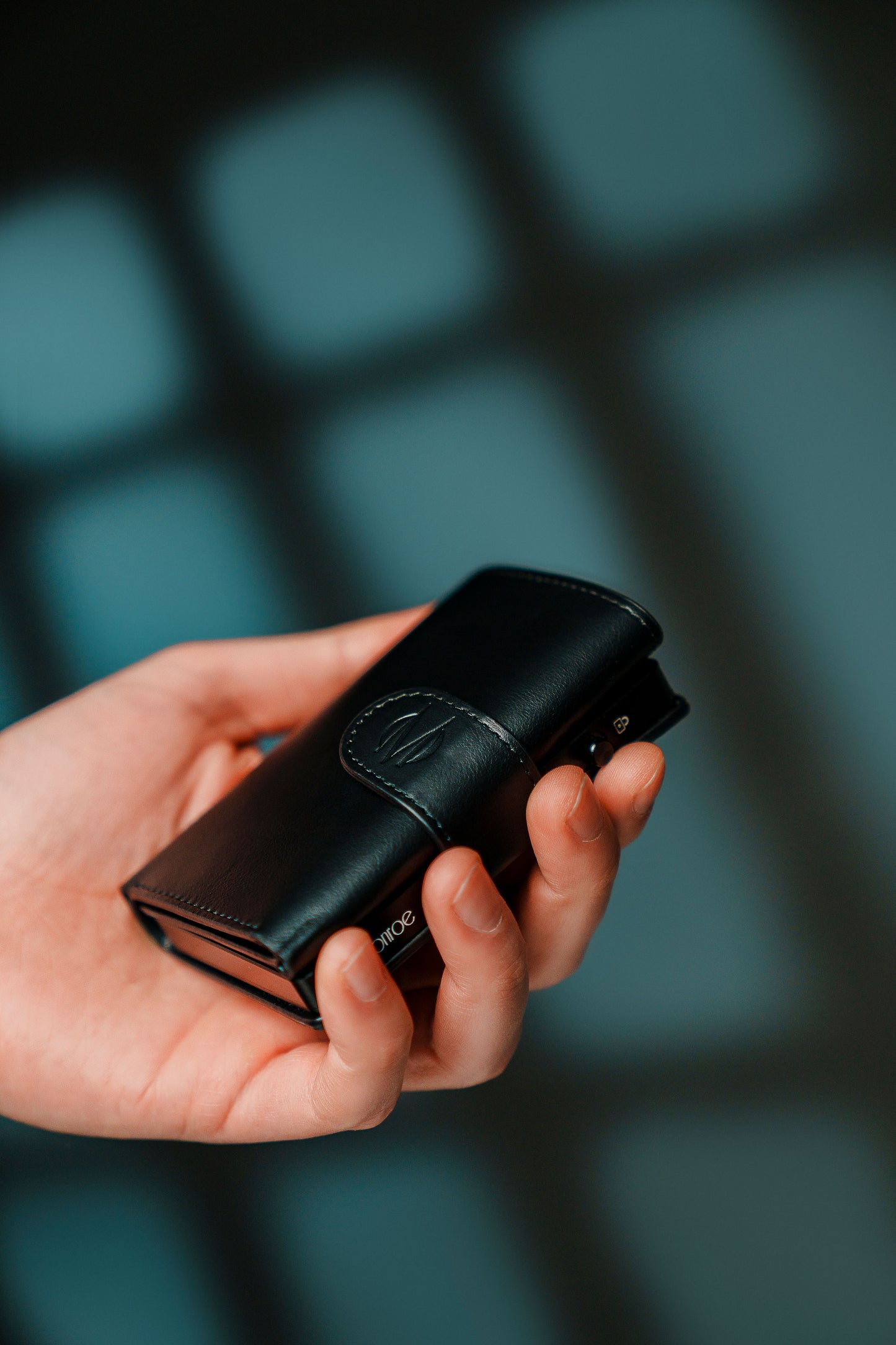 Monroe Magsafe Card Holder Edición 3  - dispensador de tarjetas, organizador de tarjetas, tarjetero con expulsor de tarjetas protección contra clonaciones, billetera versatil