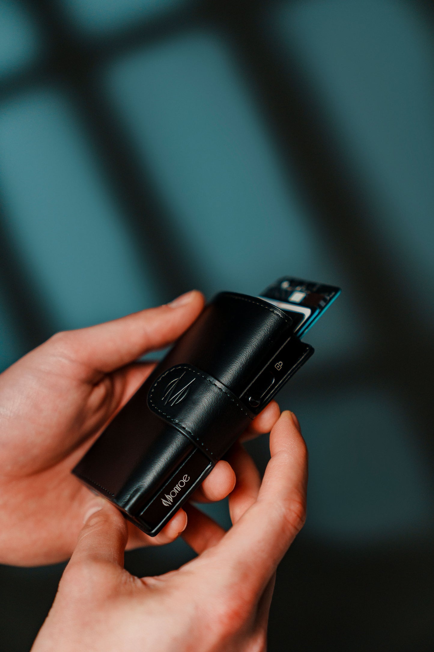 Monroe Magsafe Card Holder Edición 3  - dispensador de tarjetas, organizador de tarjetas, tarjetero con expulsor de tarjetas protección contra clonaciones, billetera versatil