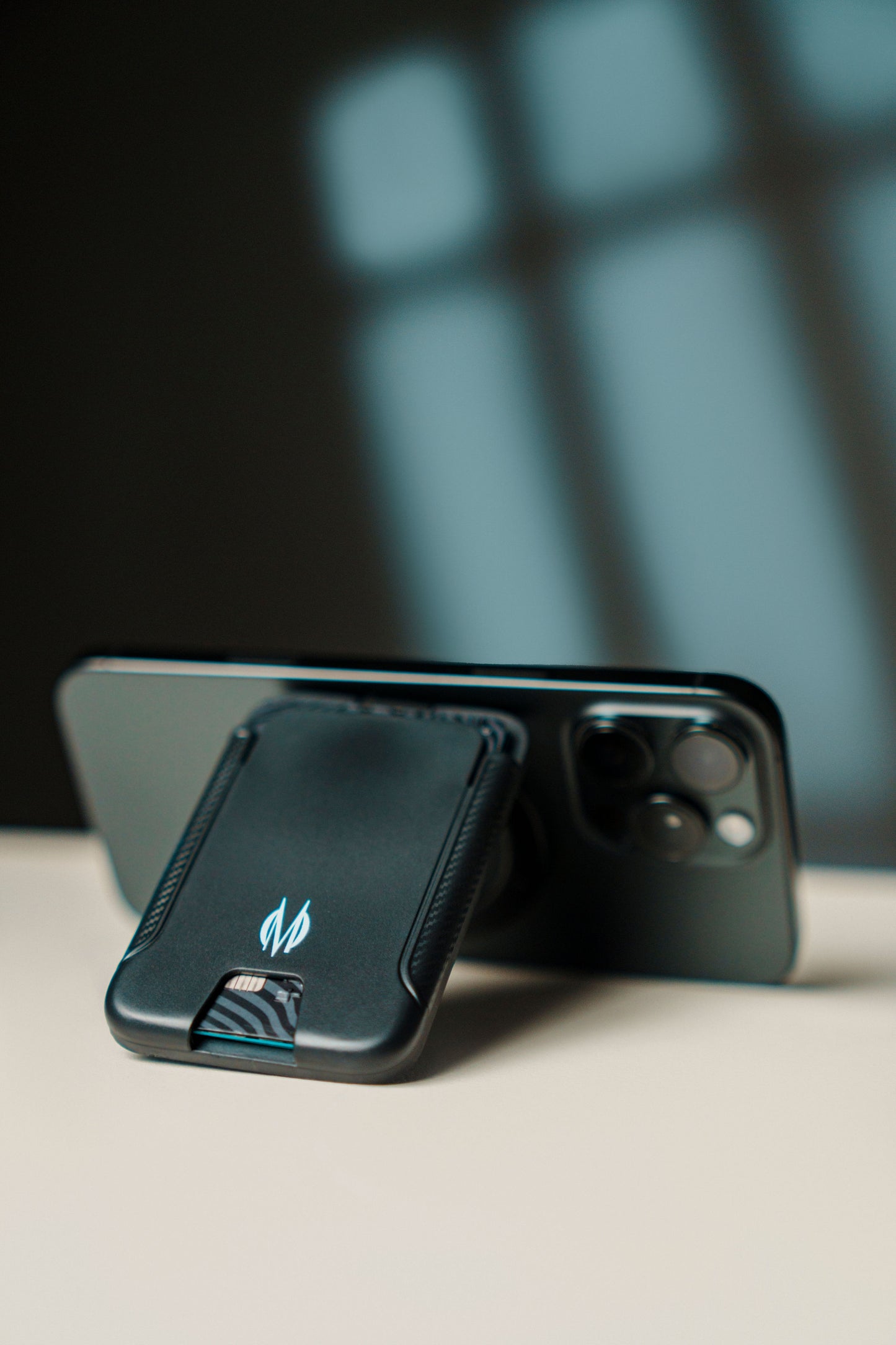 Tarjetero Magnético WAL63 – Con Soporte Ajustable para Teléfono