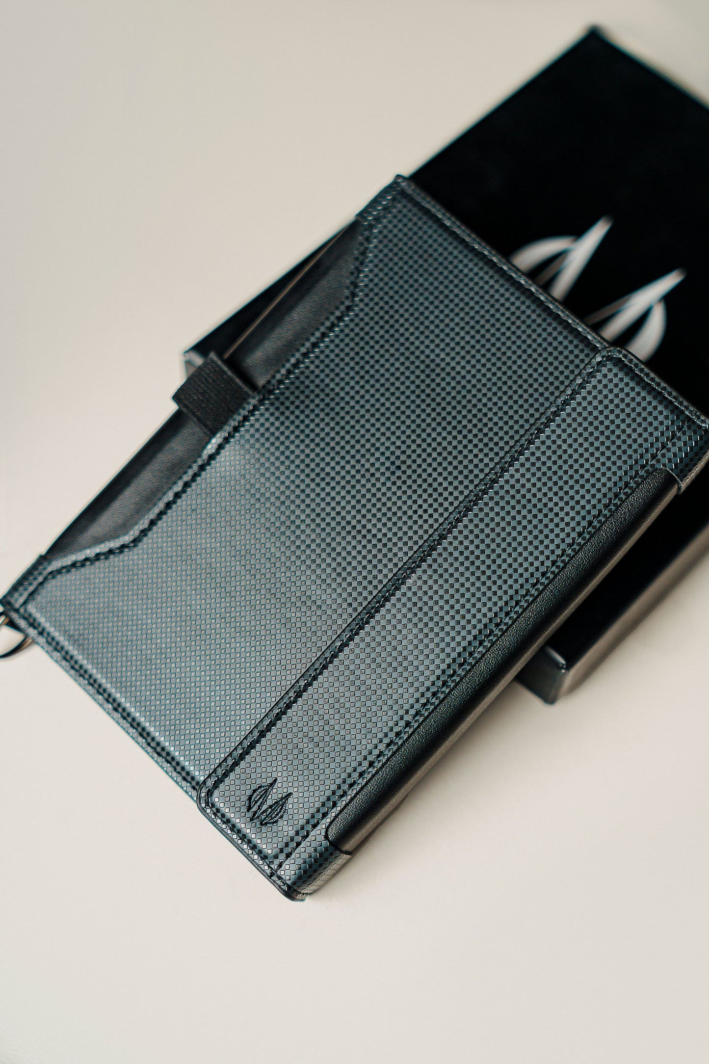 Porta Pasaporte Premium Monroe – Protección RFID, Compartimentos para Tarjetas, SIM y Efectivo, billetera