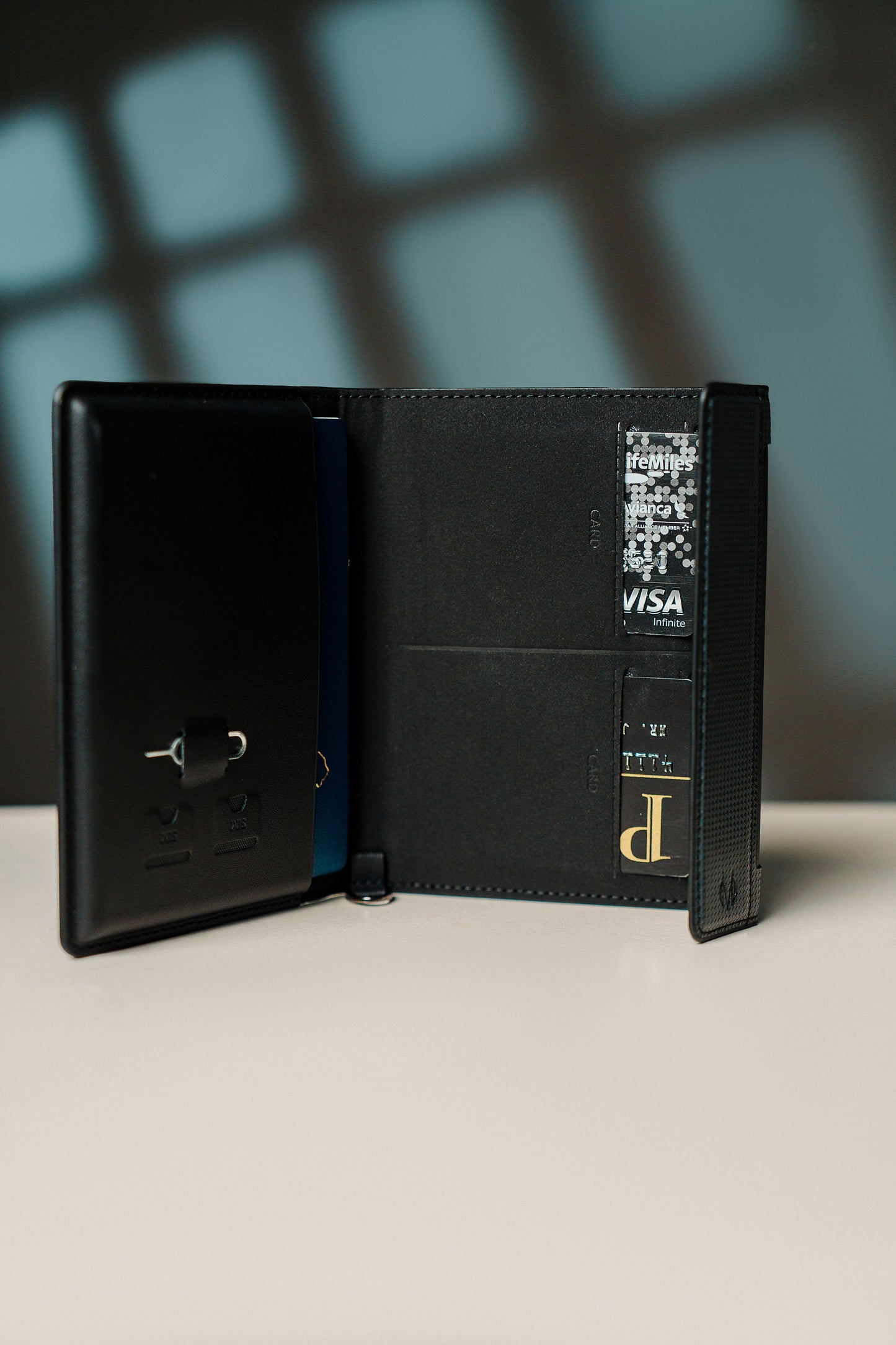 Porta Pasaporte Premium Monroe – Protección RFID, Compartimentos para Tarjetas, SIM y Efectivo, billetera