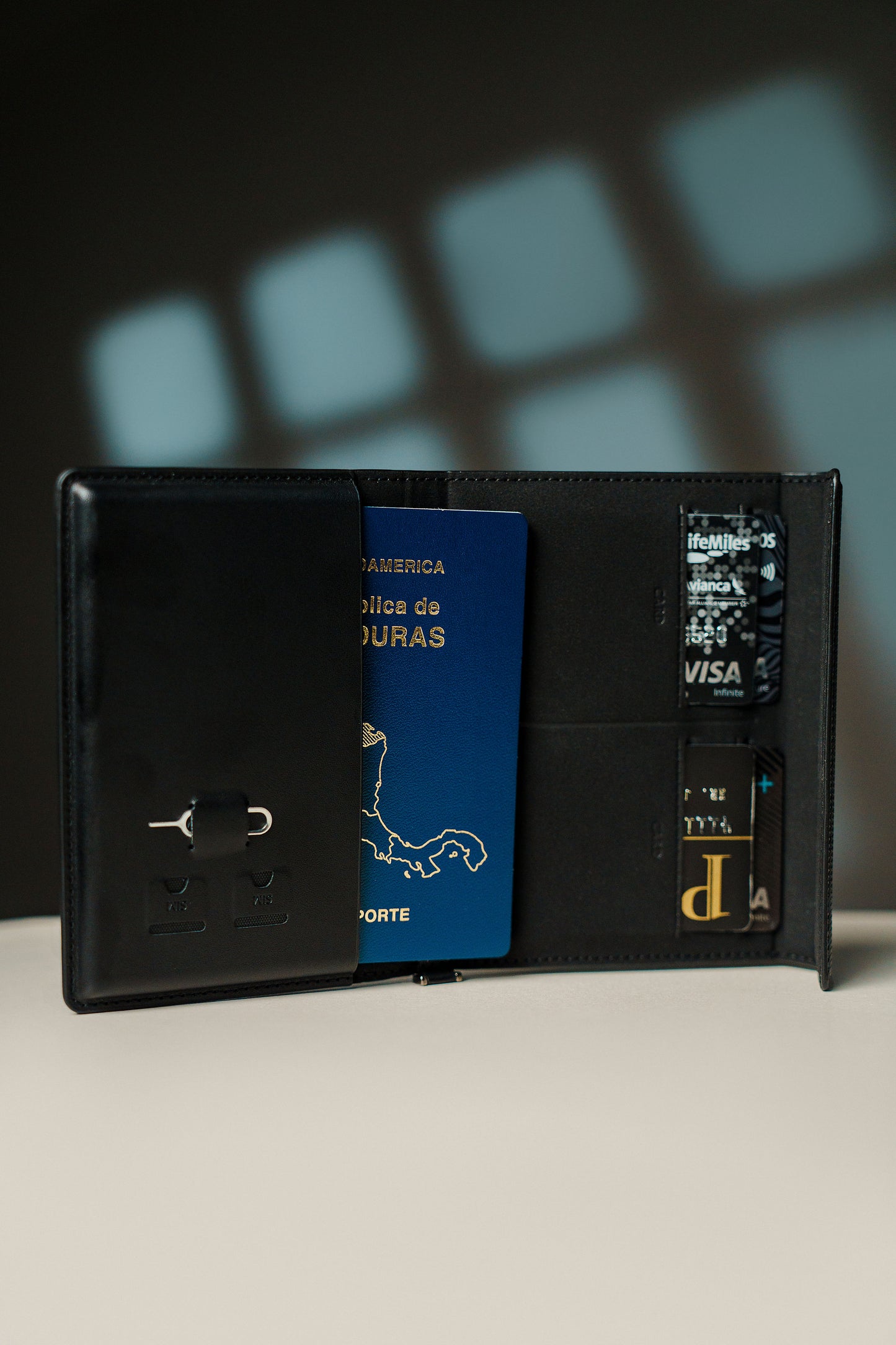 Porta Pasaporte Premium Monroe – Protección RFID, Compartimentos para Tarjetas, SIM y Efectivo, billetera