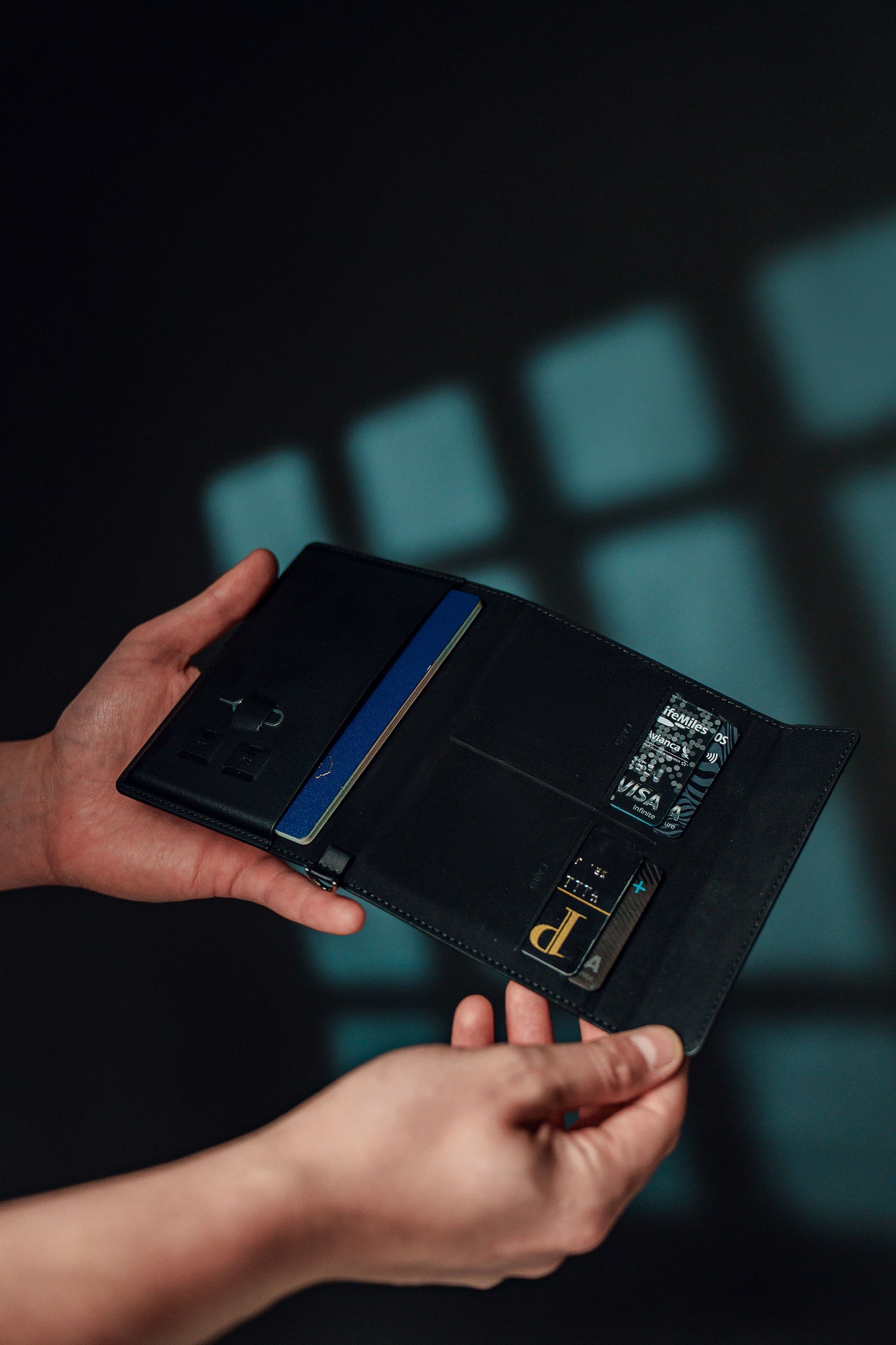 Porta Pasaporte Premium Monroe – Protección RFID, Compartimentos para Tarjetas, SIM y Efectivo, billetera