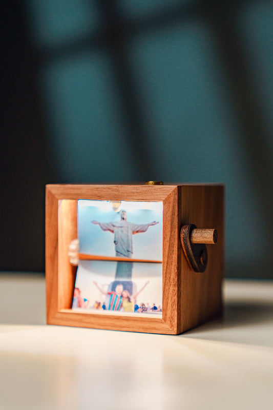 Caja de recuerdos de madera con luz LED táctil, lámpara de mesa USB-C recargable, 3 tonos de iluminación (cálido, neutro y frío), mecanismo giratorio para 8 fotos, regalo decorativo perfecto para mesita de noche