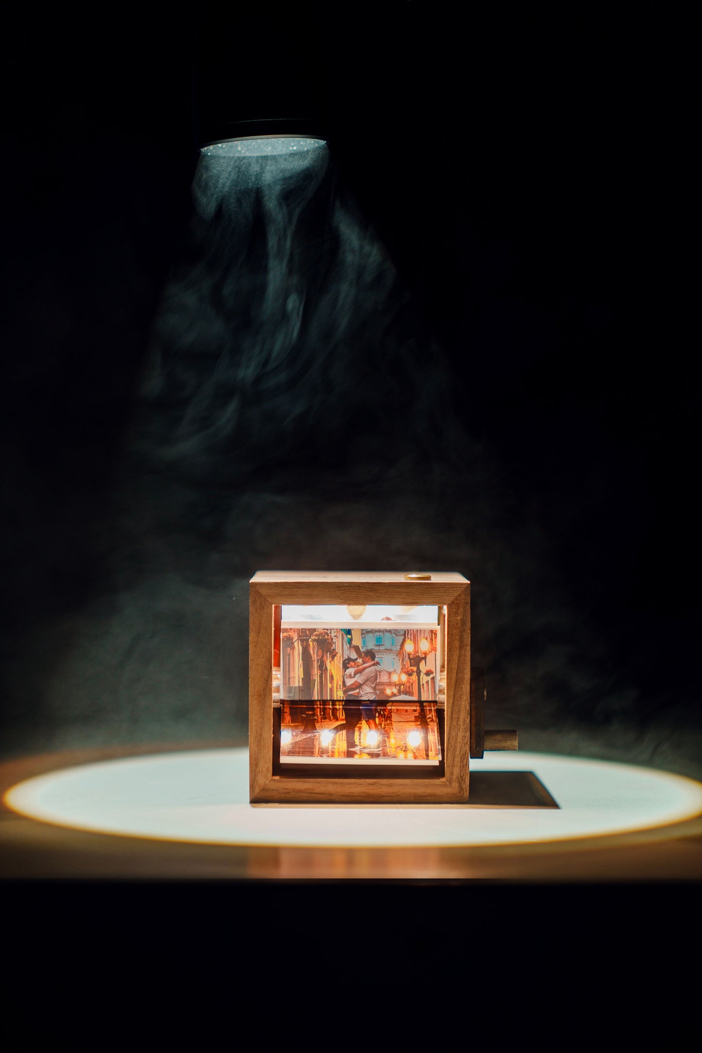 Caja de recuerdos de madera con luz LED táctil, lámpara de mesa USB-C recargable, 3 tonos de iluminación (cálido, neutro y frío), mecanismo giratorio para 8 fotos, regalo decorativo perfecto para mesita de noche