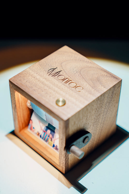 Caja de recuerdos de madera con luz LED táctil, lámpara de mesa USB-C recargable, 3 tonos de iluminación (cálido, neutro y frío), mecanismo giratorio para 8 fotos, regalo decorativo perfecto para mesita de noche