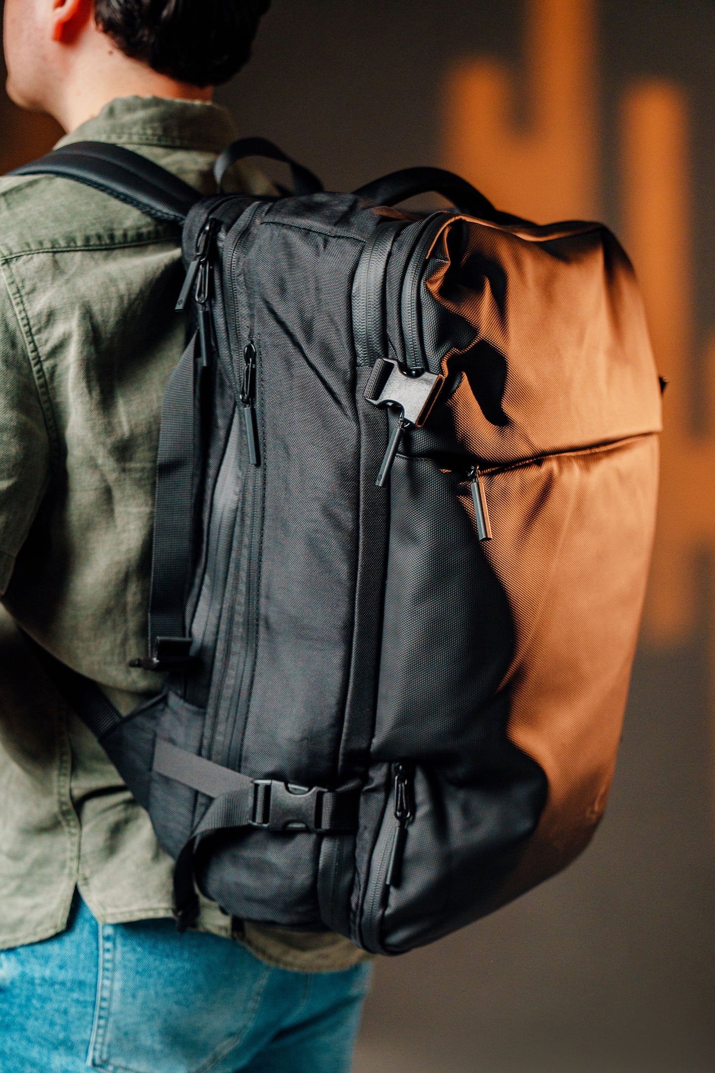 Mochila Monroe 45L Impermeable con Cerradura Numérica, Pesa Digital, Bolsa de Aire, Puerto USB y Compartimentos Ocultos – Apta como Artículo Personal de Viaje