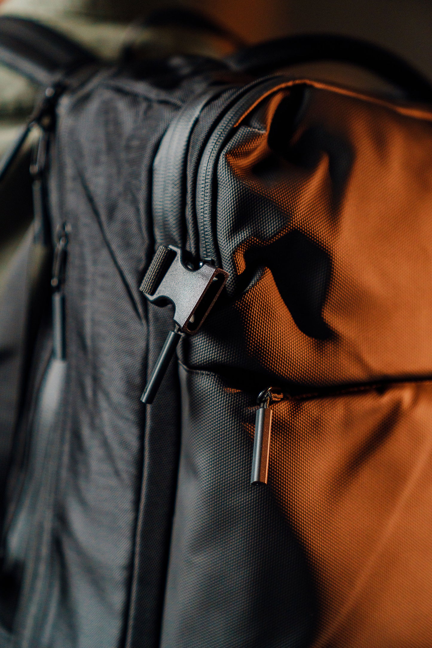 Mochila Monroe 45L Impermeable con Cerradura Numérica, Pesa Digital, Bolsa de Aire, Puerto USB y Compartimentos Ocultos – Apta como Artículo Personal de Viaje