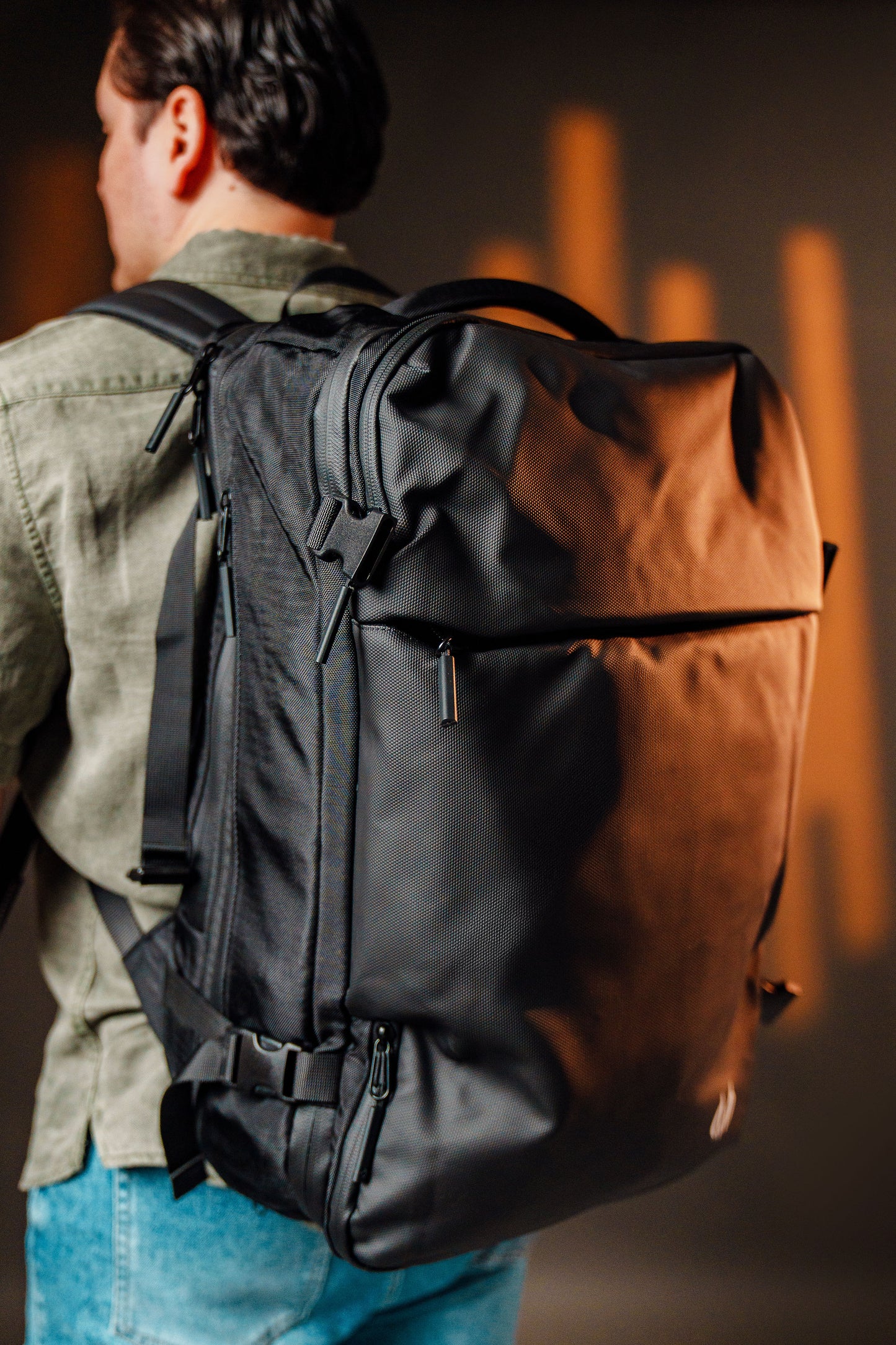 Mochila Monroe 45L Impermeable con Cerradura Numérica, Pesa Digital, Bolsa de Aire, Puerto USB y Compartimentos Ocultos – Apta como Artículo Personal de Viaje