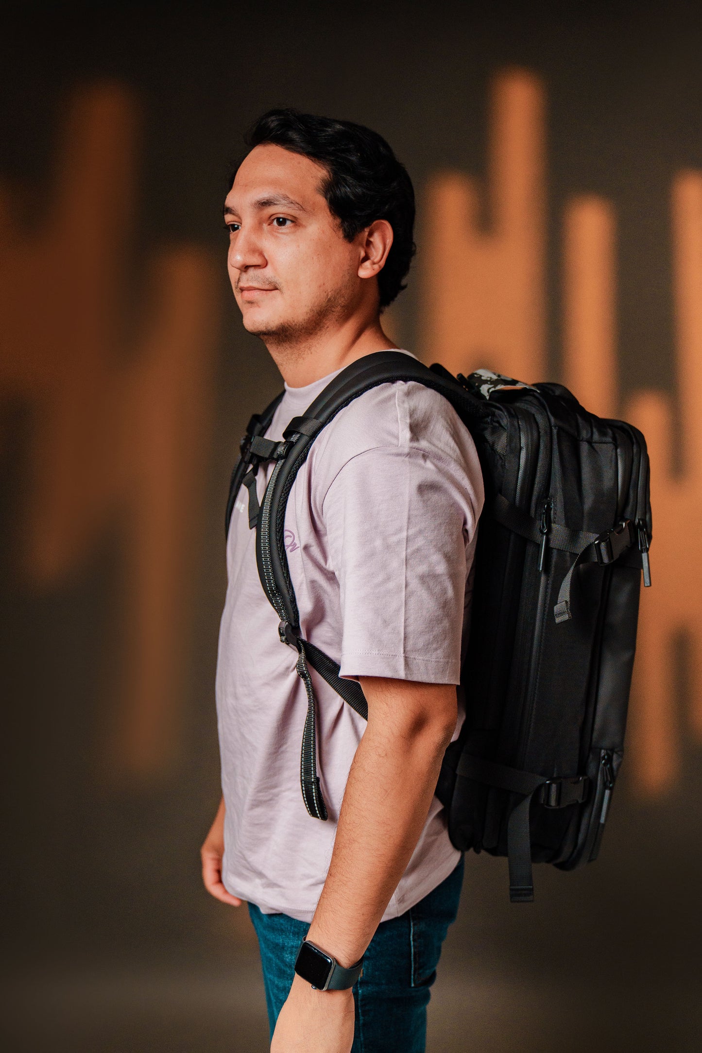 Mochila Monroe 45L Impermeable con Cerradura Numérica, Pesa Digital, Bolsa de Aire, Puerto USB y Compartimentos Ocultos – Apta como Artículo Personal de Viaje