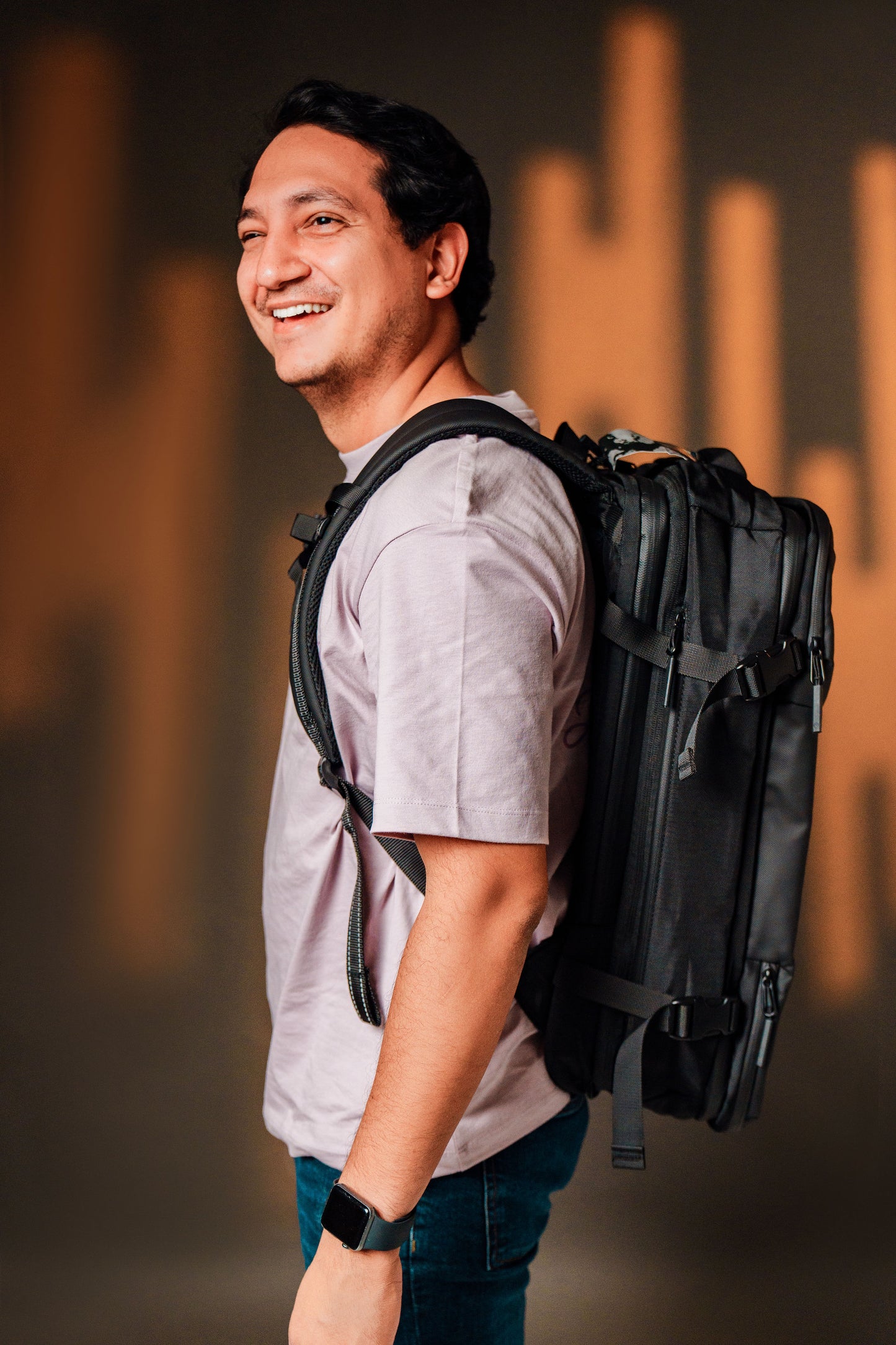 Mochila Monroe 45L Impermeable con Cerradura Numérica, Pesa Digital, Bolsa de Aire, Puerto USB y Compartimentos Ocultos – Apta como Artículo Personal de Viaje