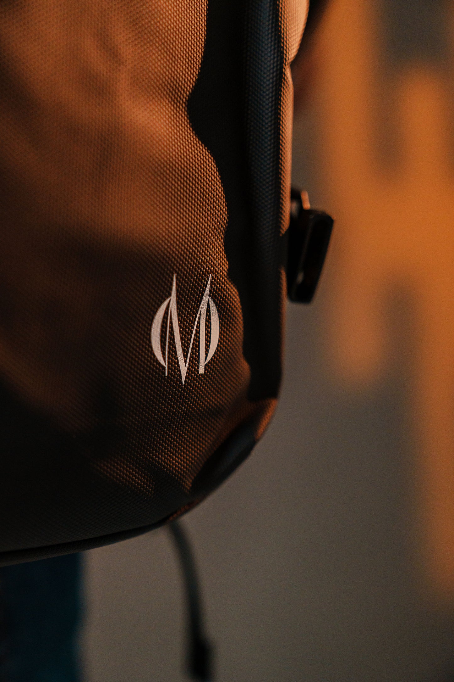 Mochila Monroe 45L Impermeable con Cerradura Numérica, Pesa Digital, Bolsa de Aire, Puerto USB y Compartimentos Ocultos – Apta como Artículo Personal de Viaje
