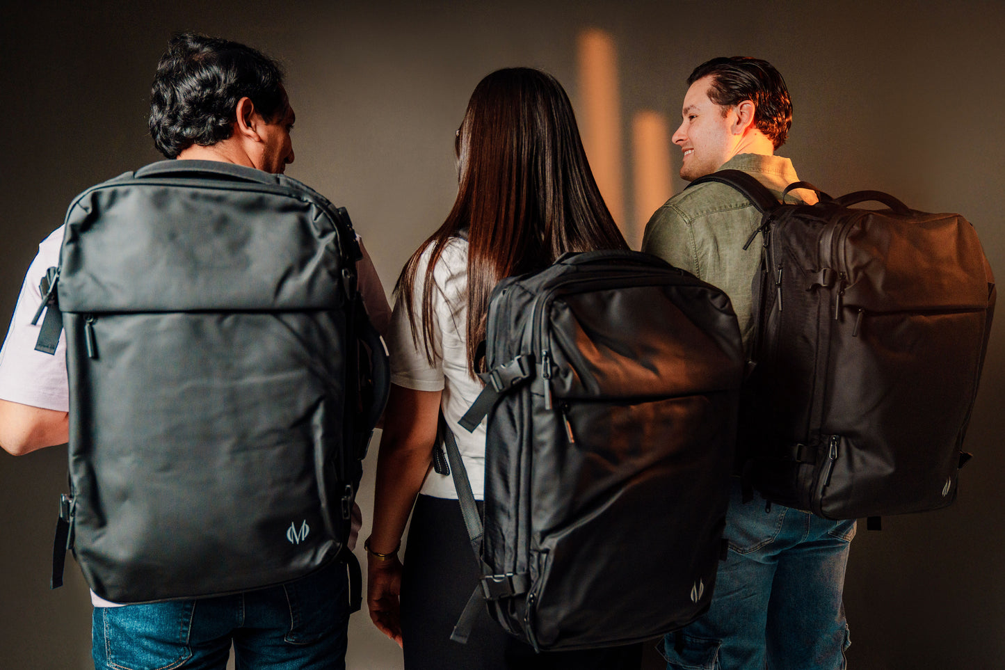 Mochila Monroe 45L Impermeable con Cerradura Numérica, Pesa Digital, Bolsa de Aire, Puerto USB y Compartimentos Ocultos – Apta como Artículo Personal de Viaje