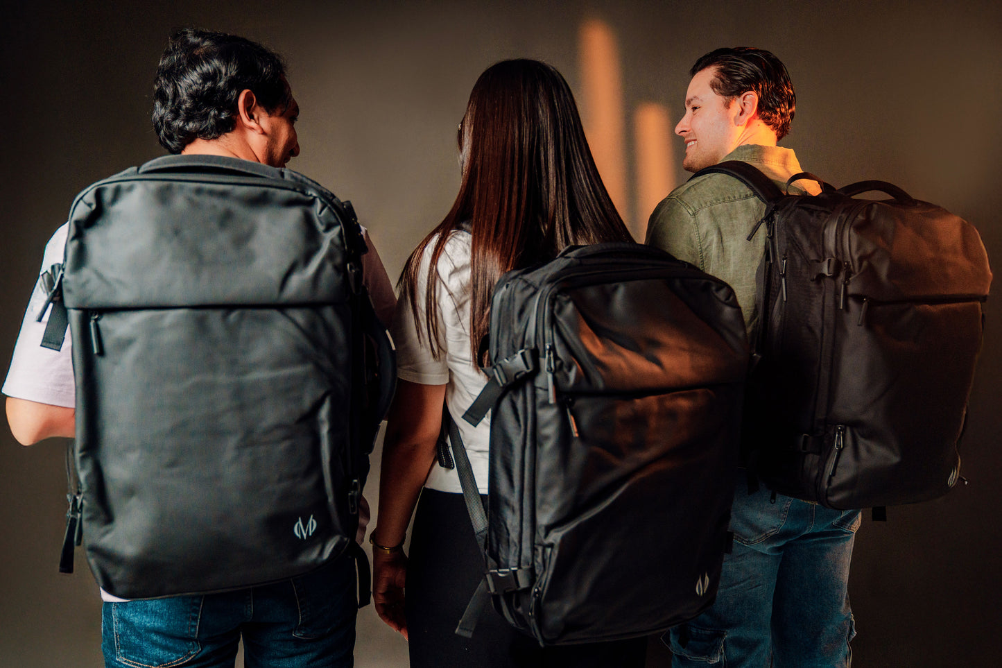 Mochila Monroe 45L Impermeable con Cerradura Numérica, Pesa Digital, Bolsa de Aire, Puerto USB y Compartimentos Ocultos – Apta como Artículo Personal de Viaje