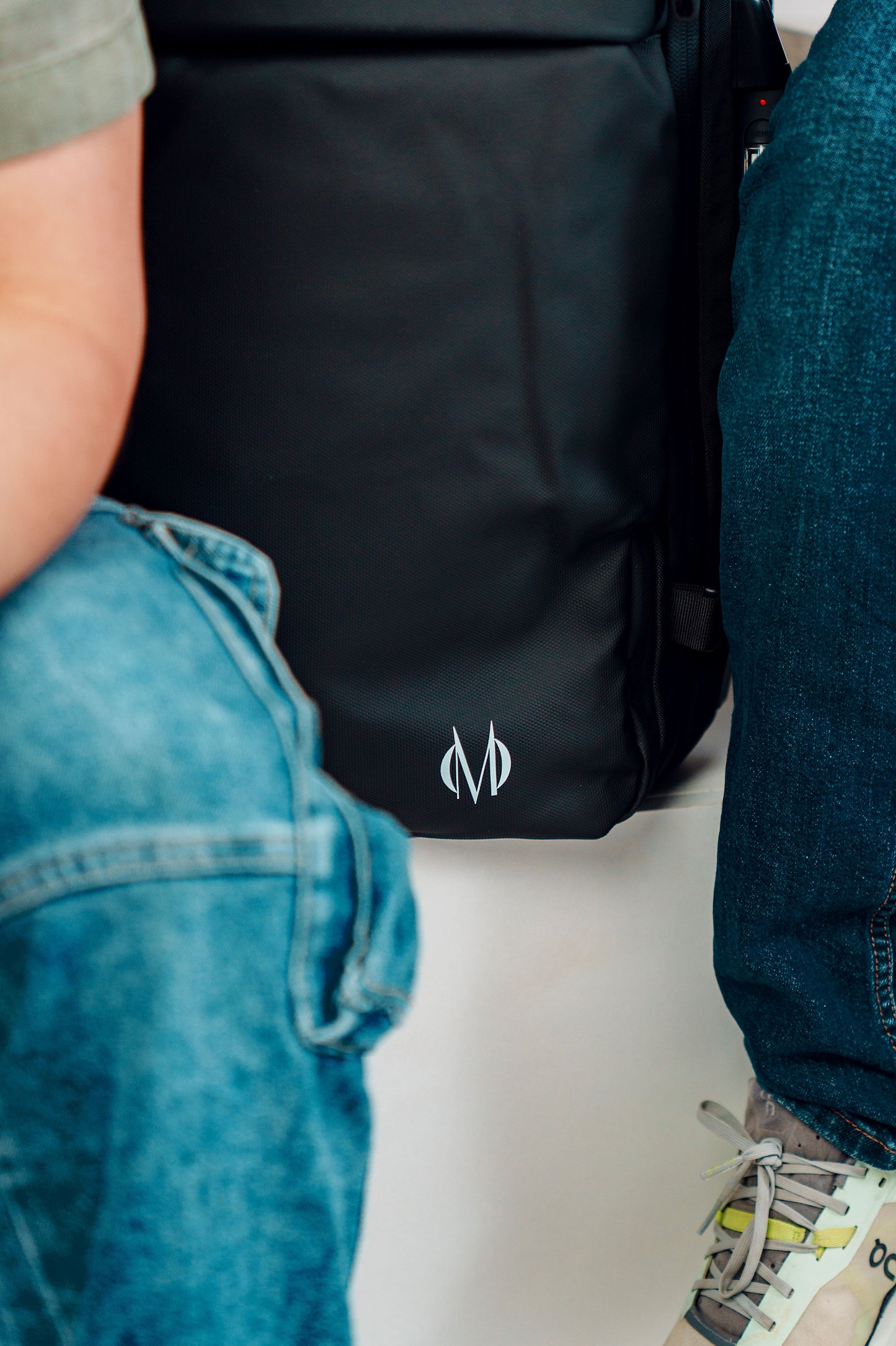 Mochila Monroe 45L Impermeable con Cerradura Numérica, Pesa Digital, Bolsa de Aire, Puerto USB y Compartimentos Ocultos – Apta como Artículo Personal de Viaje