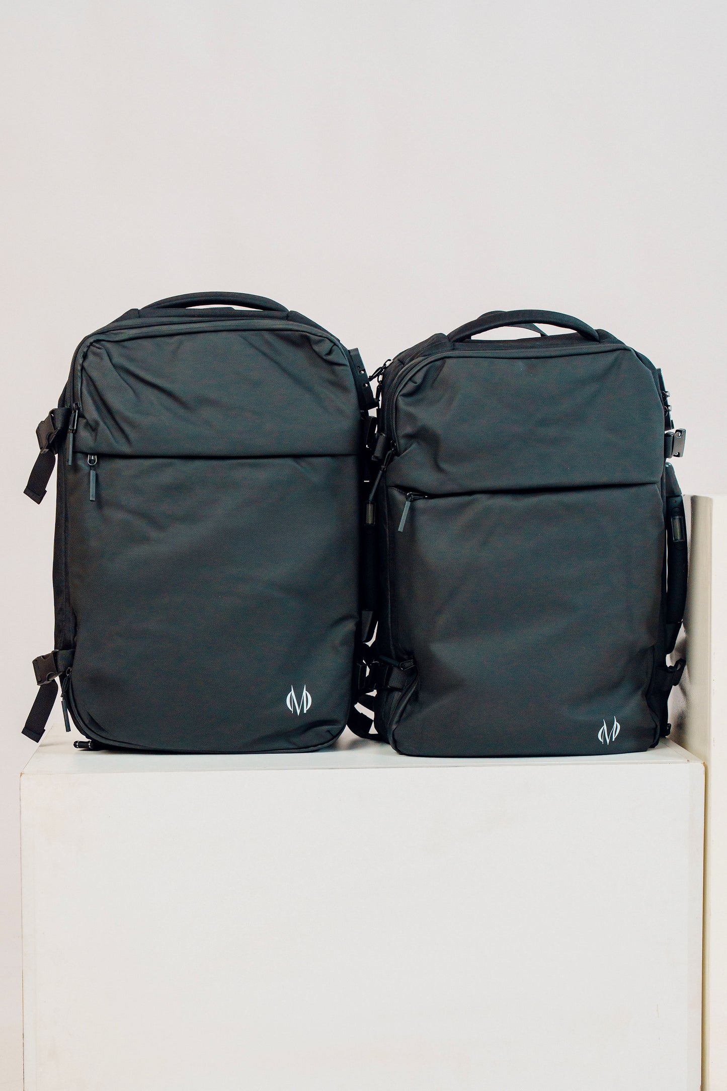Mochila Monroe 45L Impermeable con Cerradura Numérica, Pesa Digital, Bolsa de Aire, Puerto USB y Compartimentos Ocultos – Apta como Artículo Personal de Viaje
