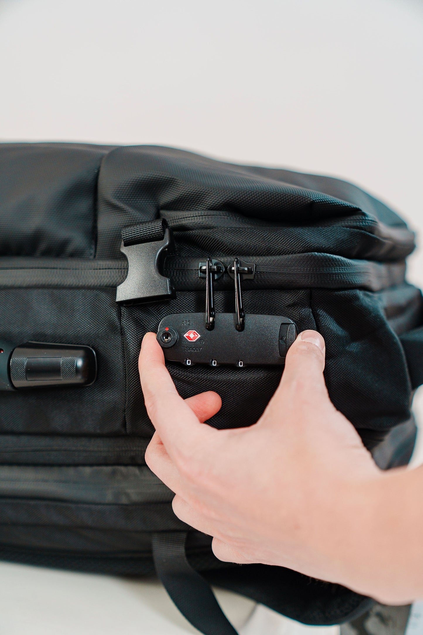 Mochila Monroe 45L Impermeable con Cerradura Numérica, Pesa Digital, Bolsa de Aire, Puerto USB y Compartimentos Ocultos – Apta como Artículo Personal de Viaje