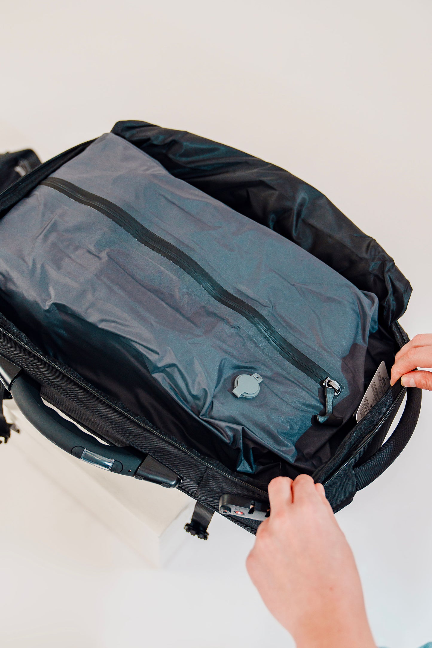 Mochila Monroe 45L Impermeable con Cerradura Numérica, Pesa Digital, Bolsa de Aire, Puerto USB y Compartimentos Ocultos – Apta como Artículo Personal de Viaje