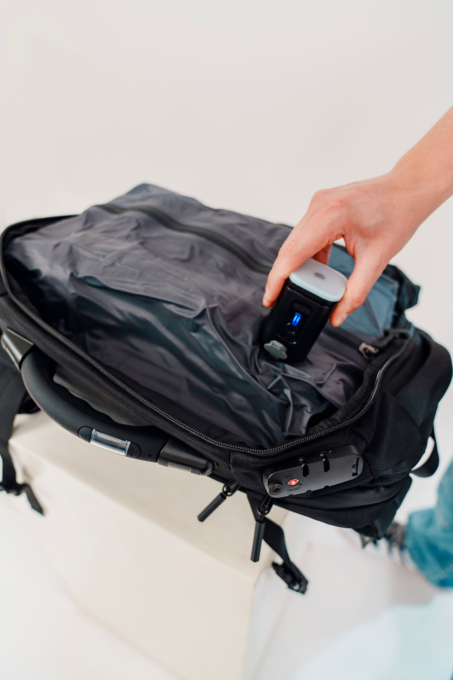 Mochila Monroe 45L Impermeable con Cerradura Numérica, Pesa Digital, Bolsa de Aire, Puerto USB y Compartimentos Ocultos – Apta como Artículo Personal de Viaje
