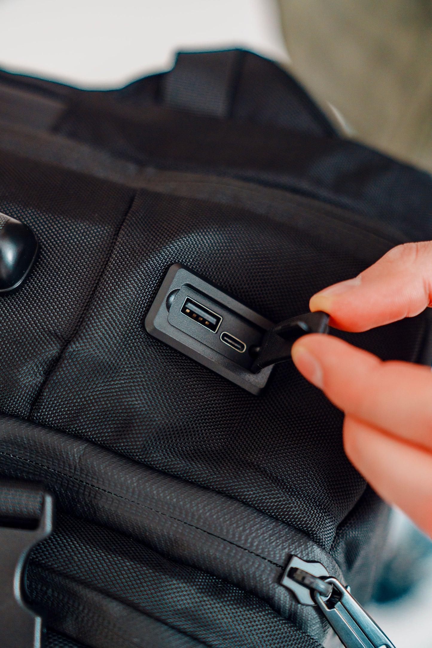 Mochila Monroe 45L Impermeable con Cerradura Numérica, Pesa Digital, Bolsa de Aire, Puerto USB y Compartimentos Ocultos – Apta como Artículo Personal de Viaje