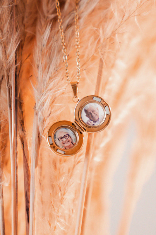 Relicario dorado personalizable con foto a color Collar personalizable