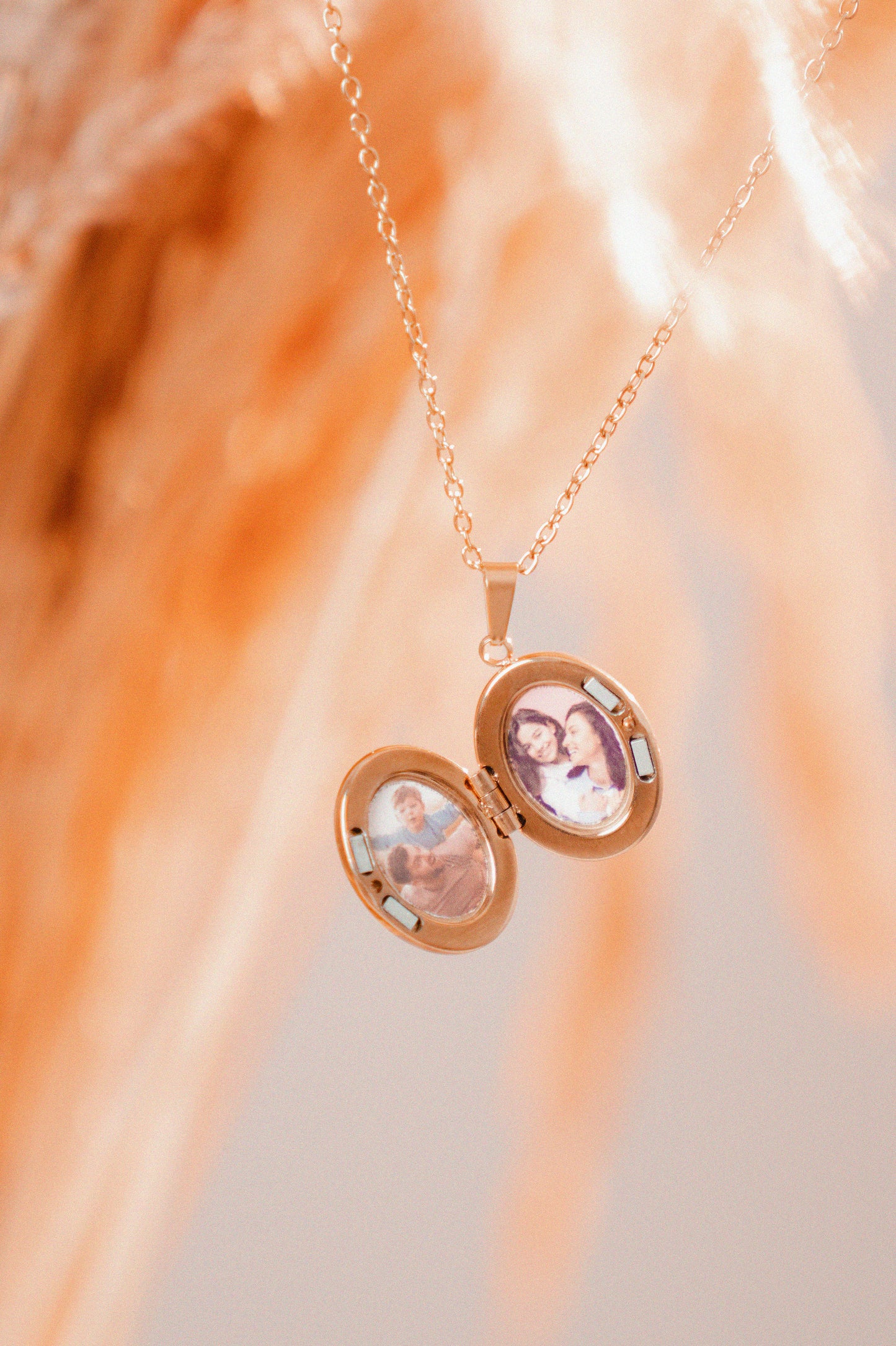 Relicario ovalado dorado con estrellas personalizable con foto a color Collar personalizable