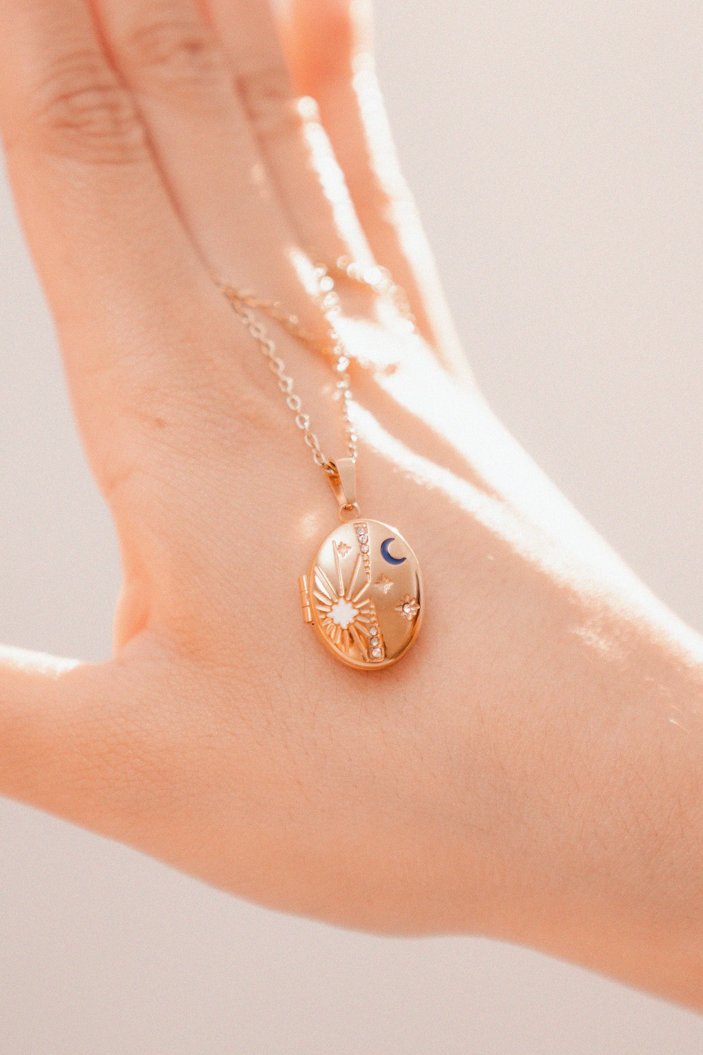 Relicario ovalado dorado con estrellas personalizable con foto a color Collar personalizable