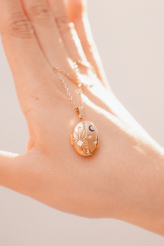 Relicario ovalado dorado con estrellas personalizable con foto a color Collar personalizable