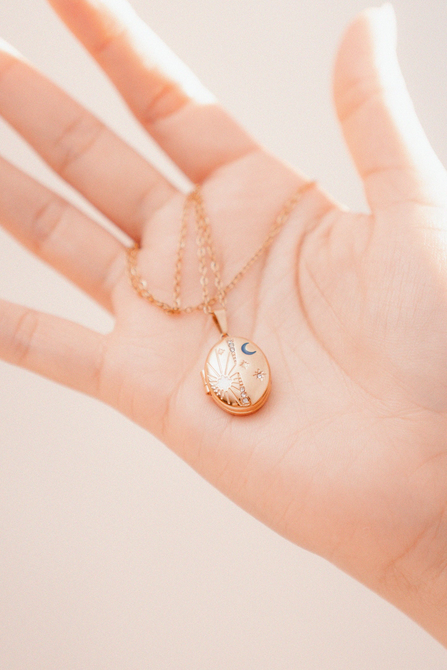 Relicario ovalado dorado con estrellas personalizable con foto a color Collar personalizable