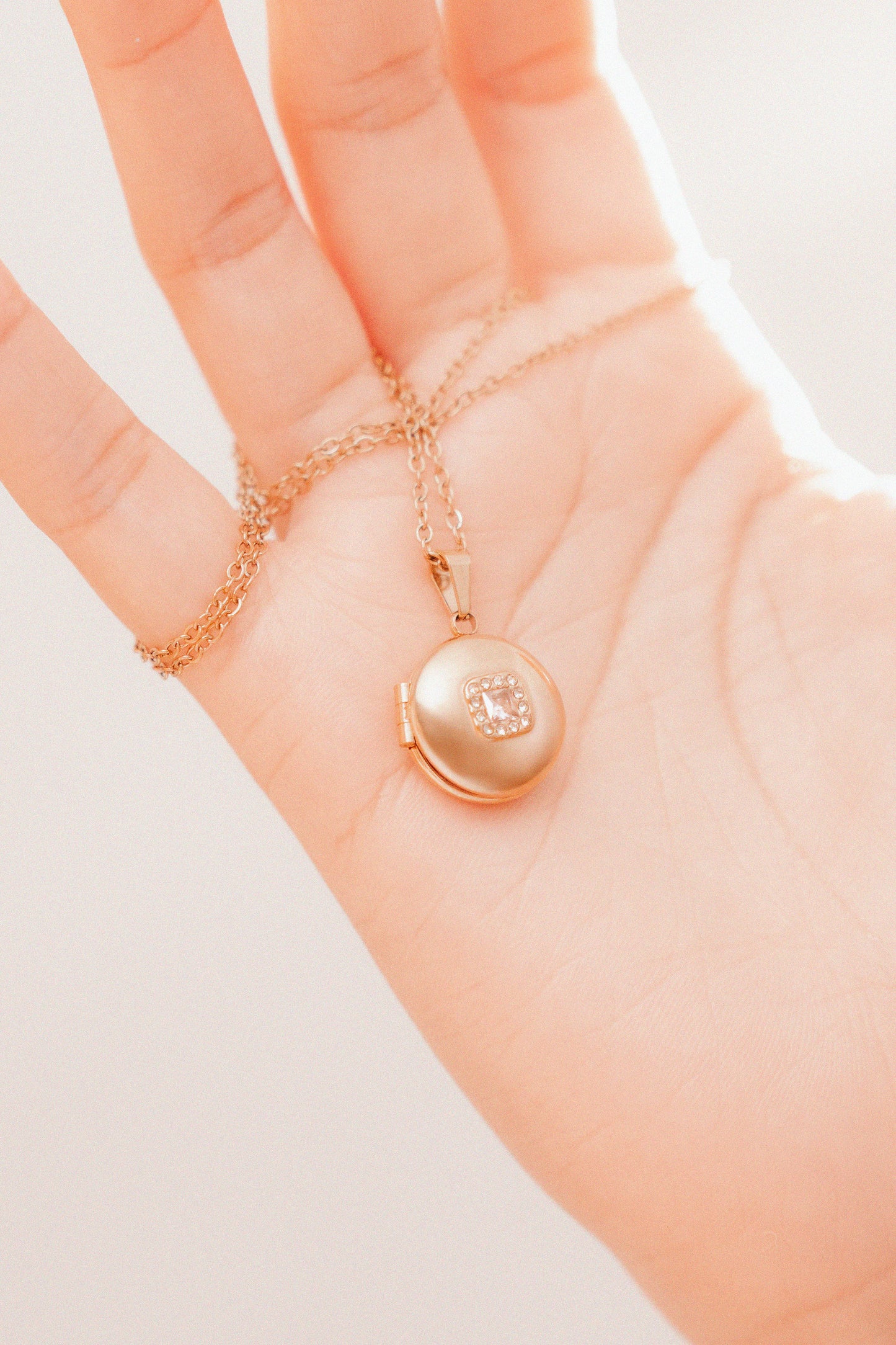 Relicario dorado personalizable con foto a color Collar personalizable