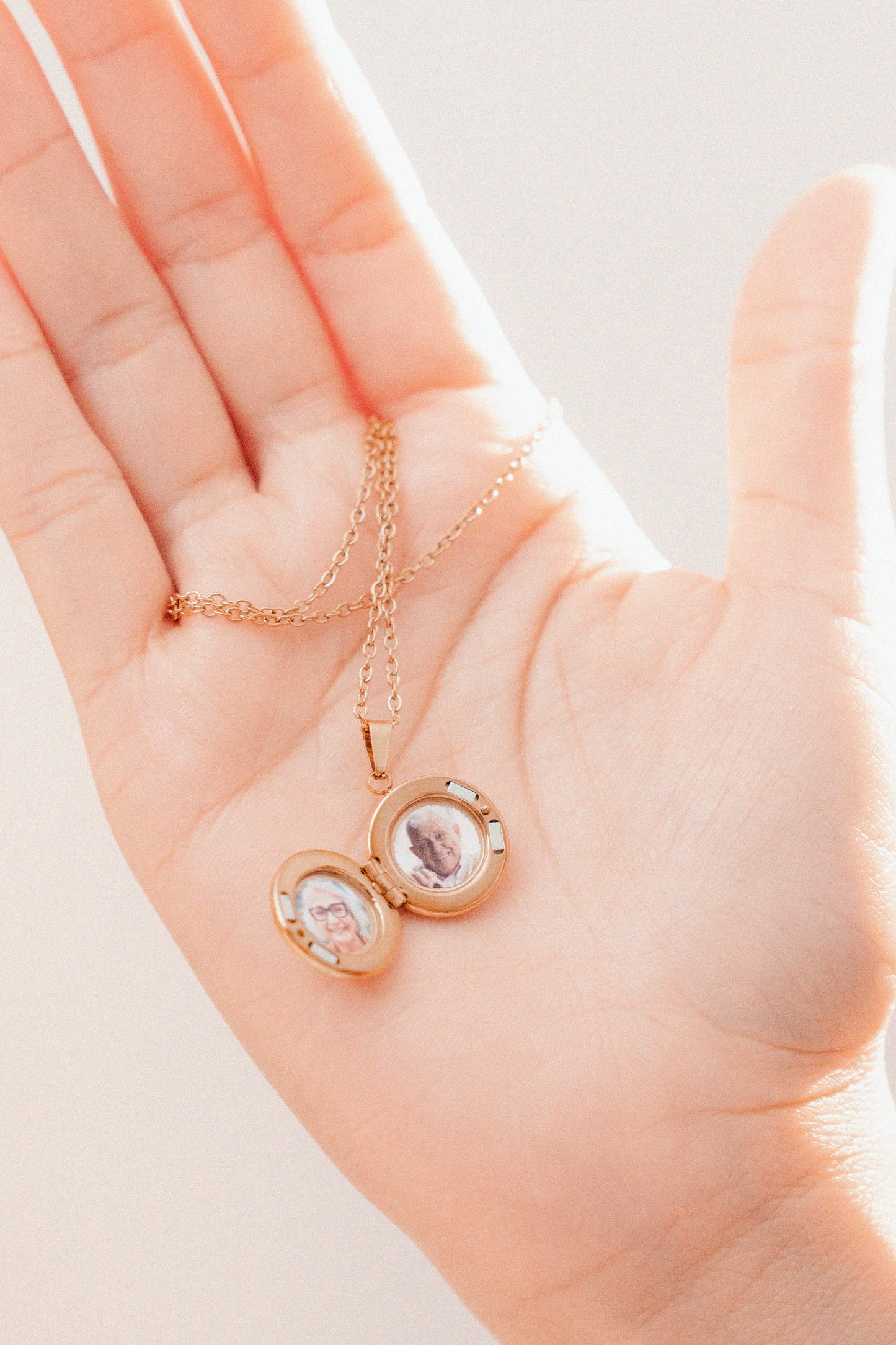 Relicario dorado personalizable con foto a color Collar personalizable