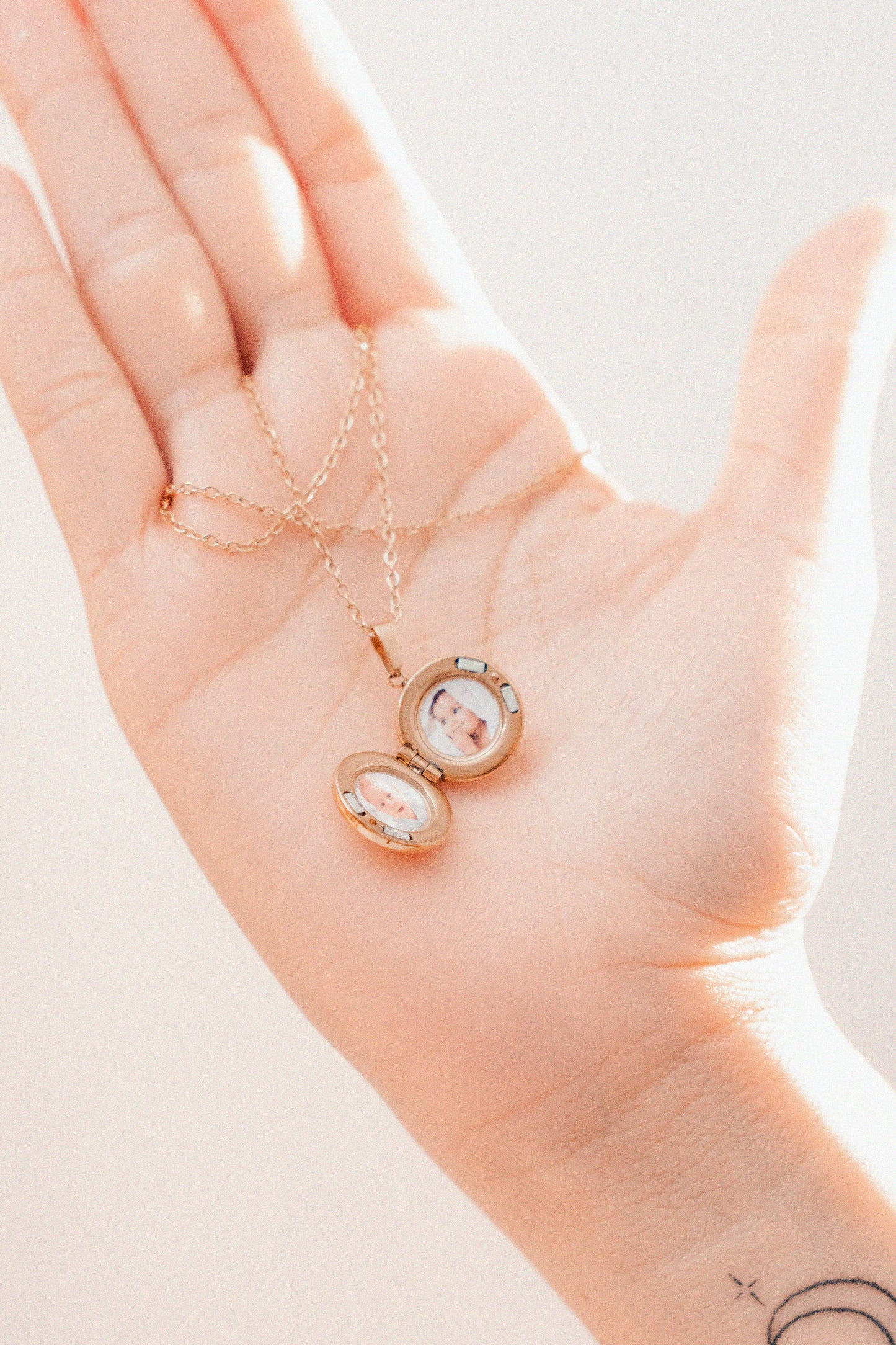 Relicario dorado con estrella personalizable con foto a color Collar personalizable